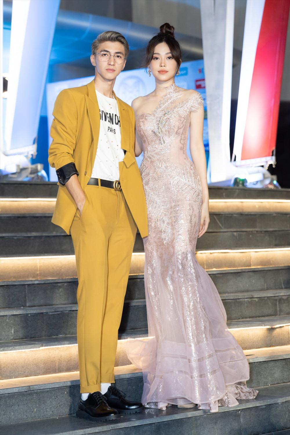 Nam diễn viên nổi bật với bộ suit tông màu vàng phá cách trong khi đó Phương Nga đẹp lộng lẫy tựa 'nữ thần' với thiết kế xuyên thấu kiểu dáng đuôi cá quyến rũ.