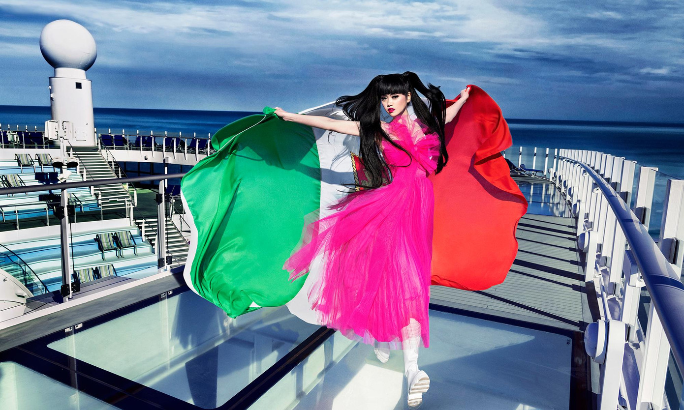 Jessice Minh Anh trên tàu Costa Toscana tại Ý.