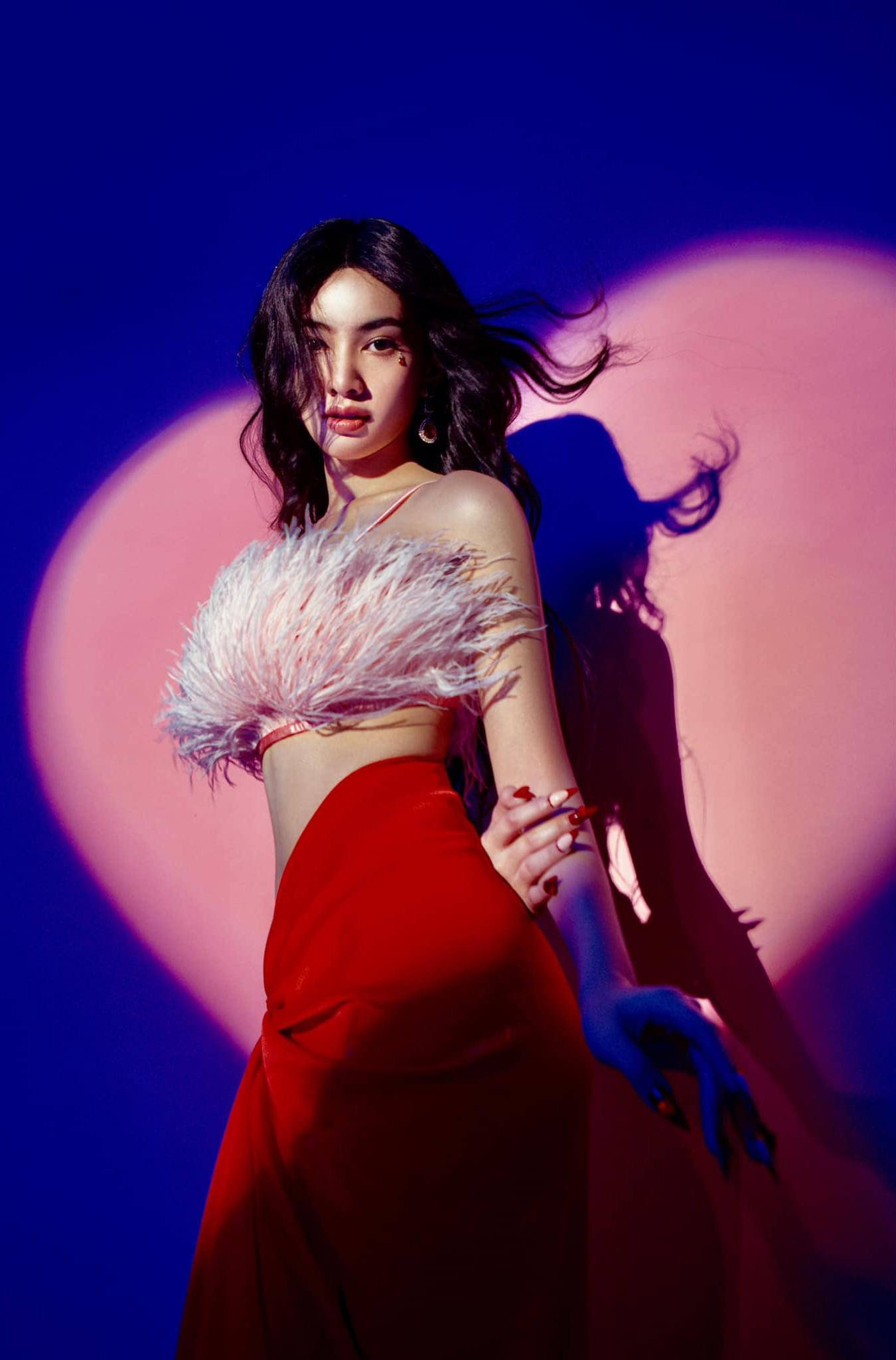 Diện áo lông vũ khoe eo thon quyến rũ, người đẹp miền Tây kiêu sa như một 'nữ thần' trong bộ ảnh mới.