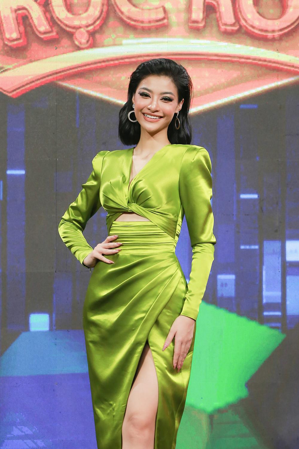 Người đẹp xuất hiện với bộ váy tông màu xanh nổi bật đầy quyến rũ.