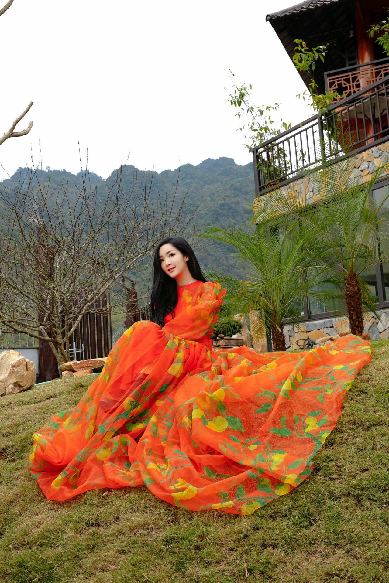 Người đẹp yêu kiều như một 'nàng Xuân' lộng lẫy trong bộ váy rực rỡ sắc màu.