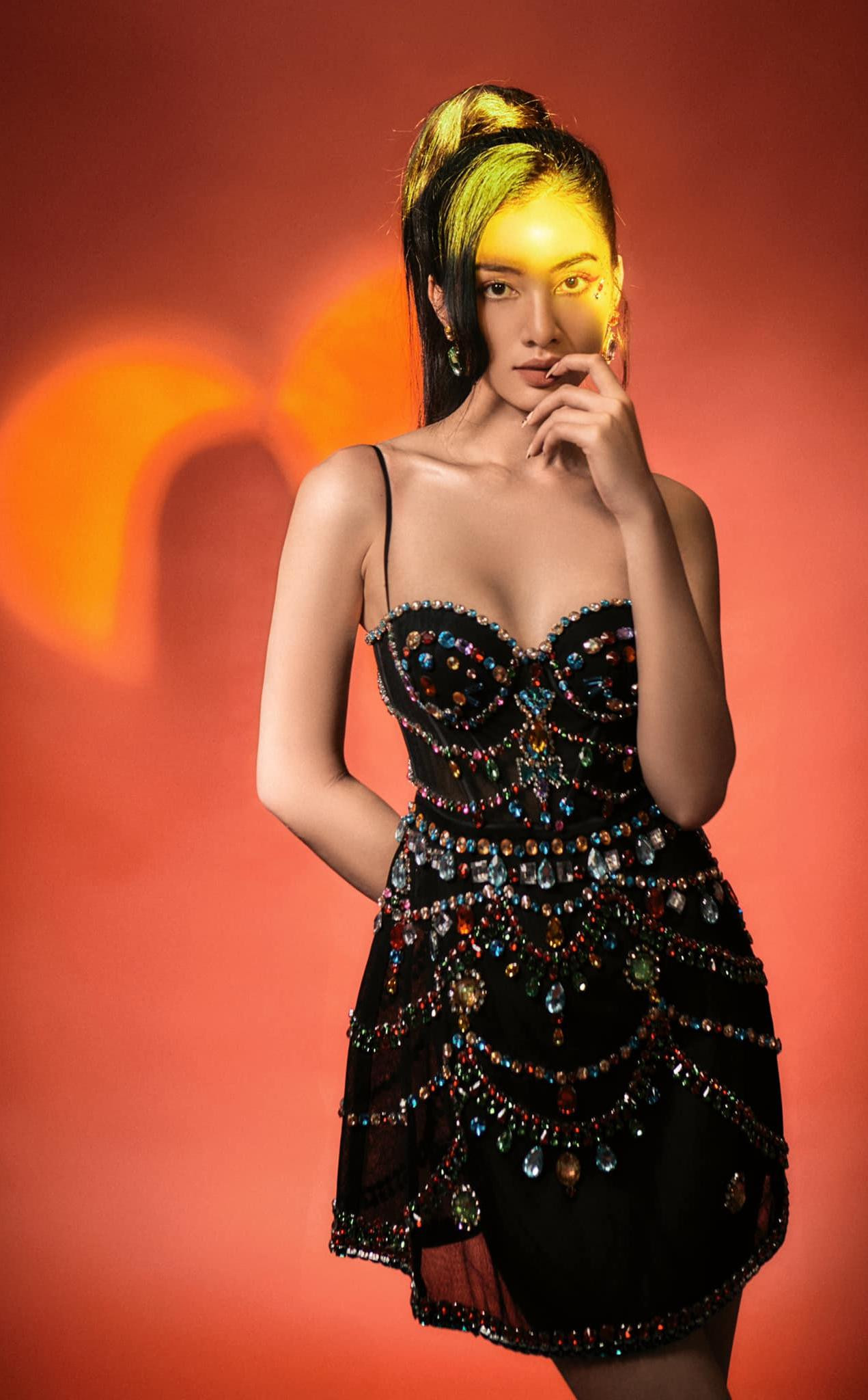 Người đẹp Cẩm Đan mặc váy cúp ngực đính đá khoe vai trần nóng bỏng.