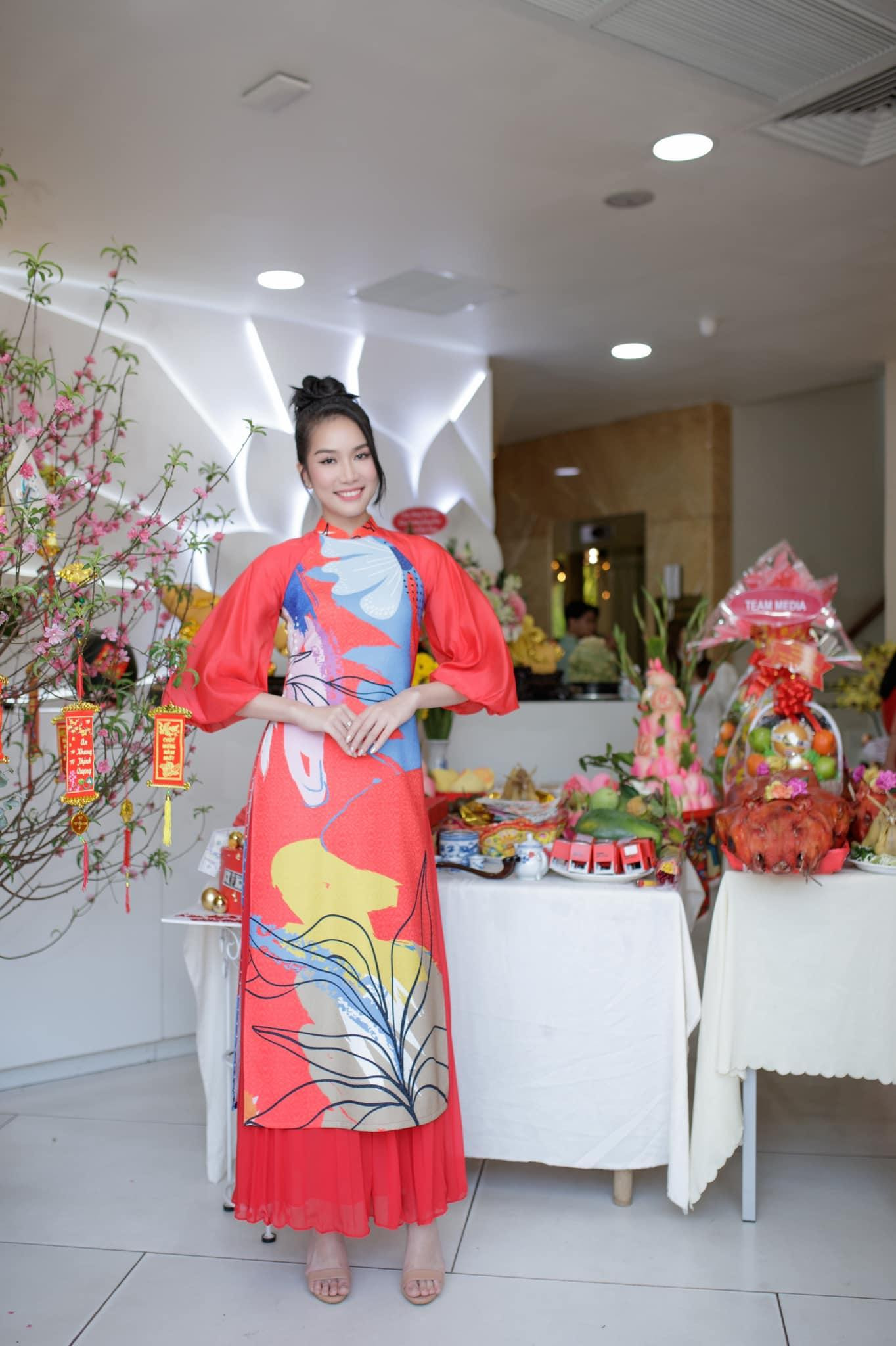 Á hậu Phương Anh đẹp dịu dàng và không kém phần nổi bật với thiết kế áo dài hoạ tiết lạ mắt. Á hậu Phương Anh đẹp dịu dàng và không kém phần nổi bật với thiết kế áo dài hoạ tiết lạ mắt.