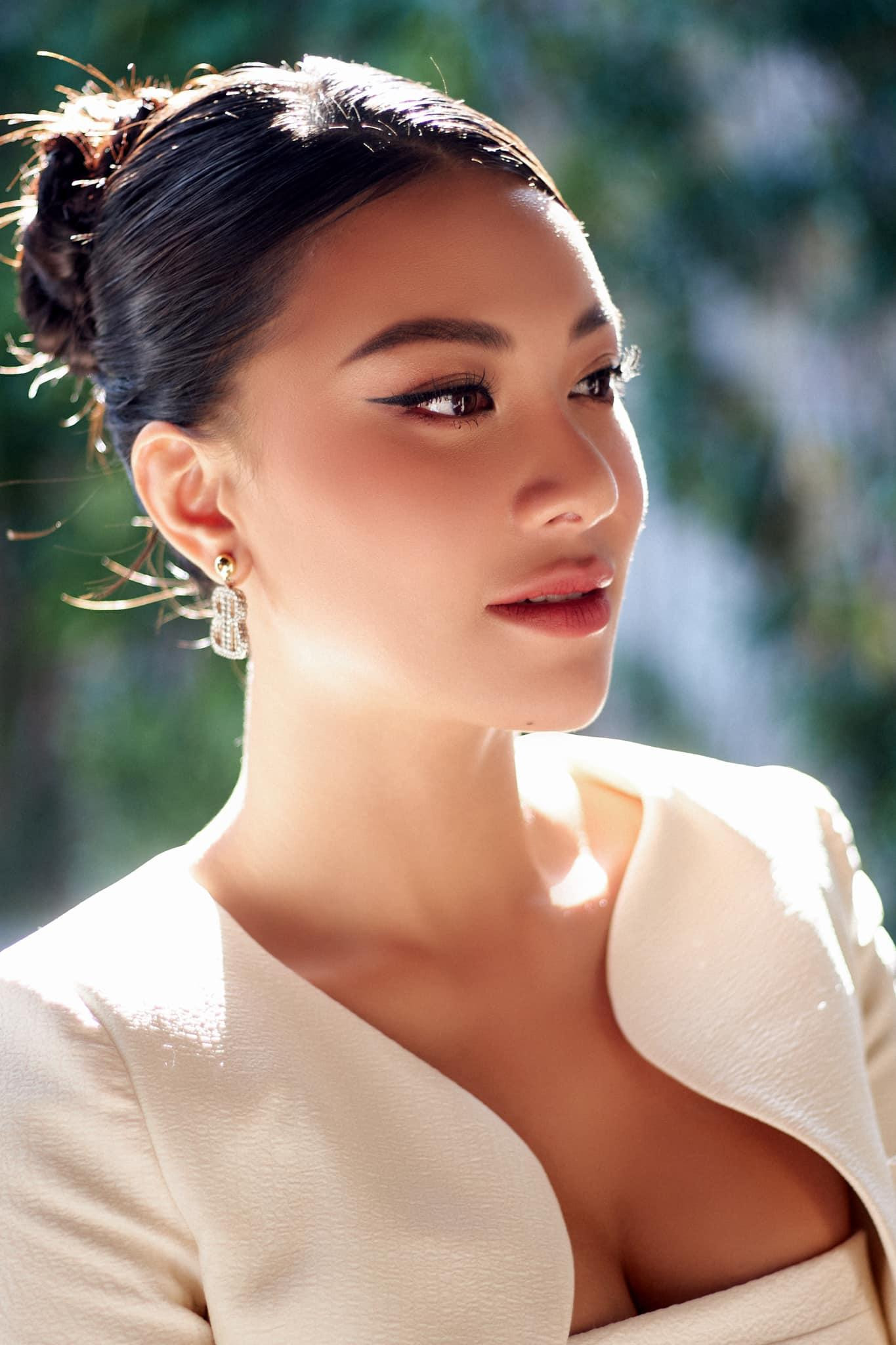 Nhan sắc nóng bỏng và gợi cảm của Kim Duyên nhận được nhiều sự chú ý của fans.