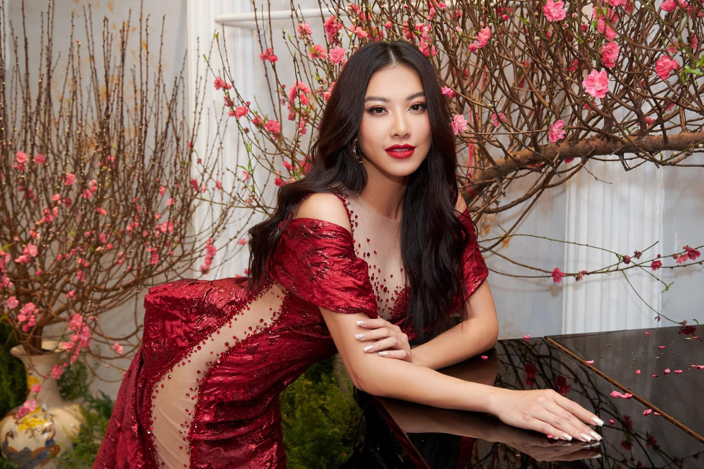 Á hậu Kim Duyên diện váy xuyên thấu táo bạo, khoe trọn vóc dáng nóng bỏng.