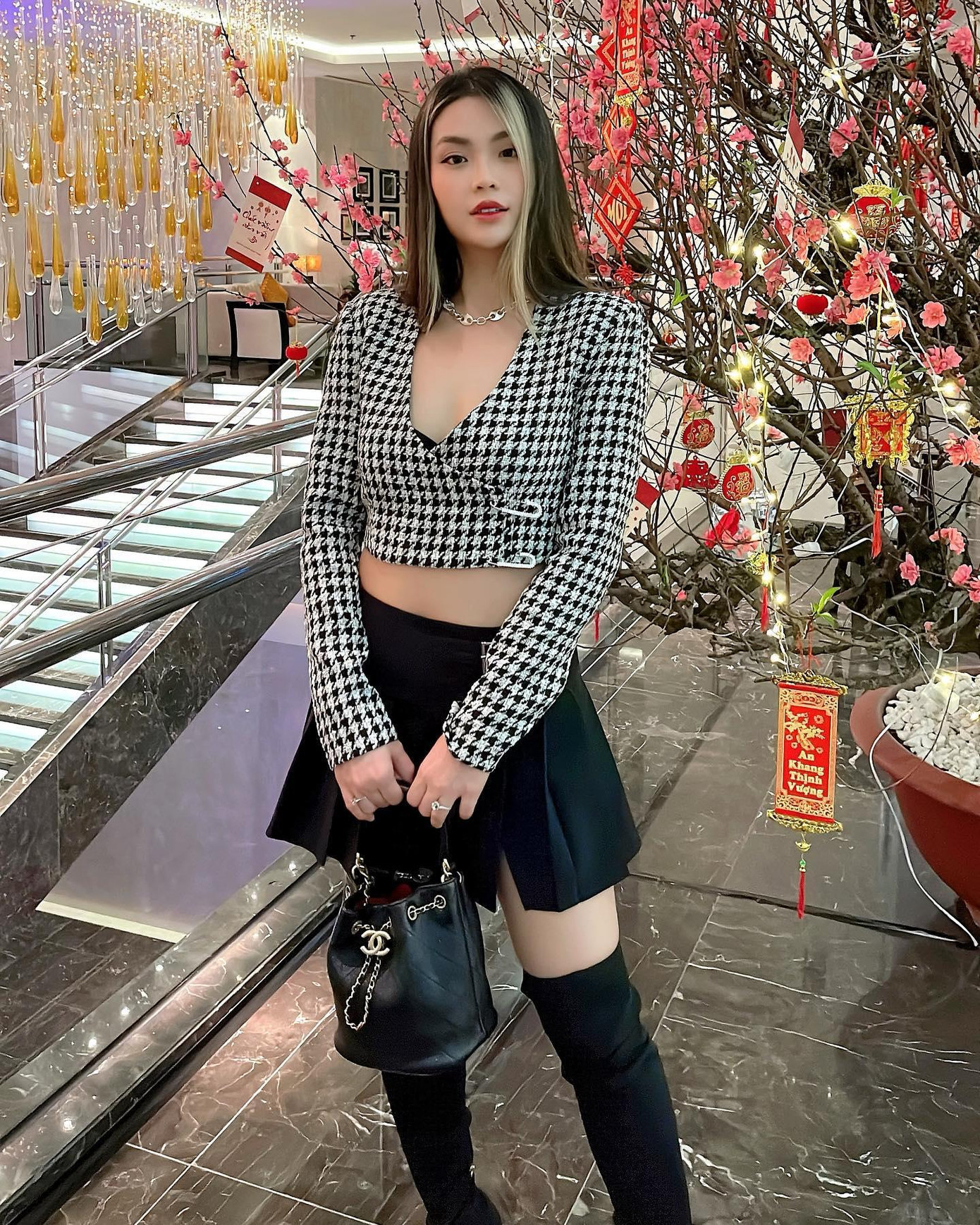 Á hậu Diễm Trang mặc crop-top khoe trọn vòng eo thon gọn.