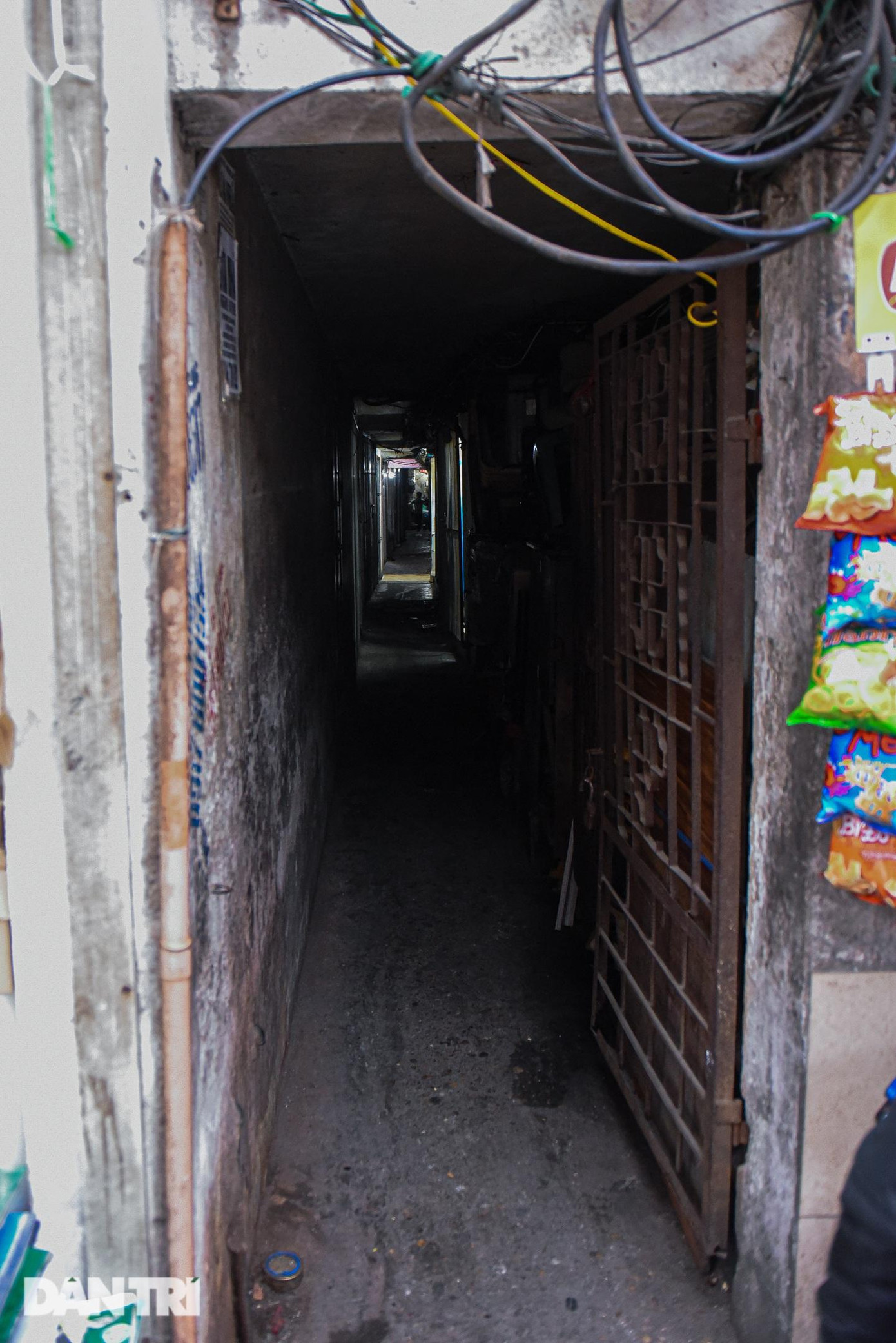 Con ngõ "ngày cũng như đêm" sâu hun hút trên phố Hàng Chiếu là không gian sinh hoạt của khoảng 10 hộ dân đã nhiều năm nay.