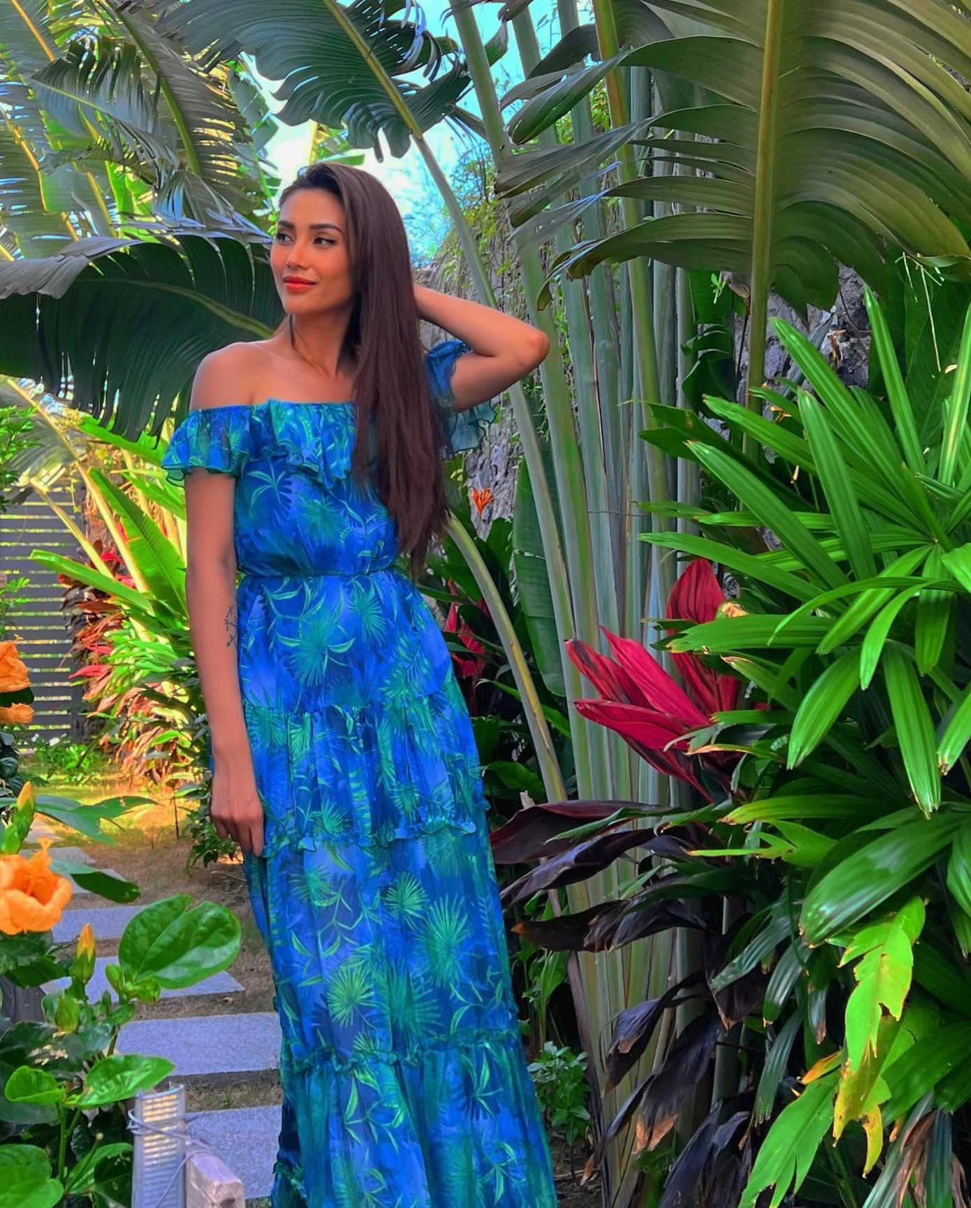 Người đẹp diện váy maxi hoạ tiết rực rỡ, trễ nải vai trần quyến rũ.