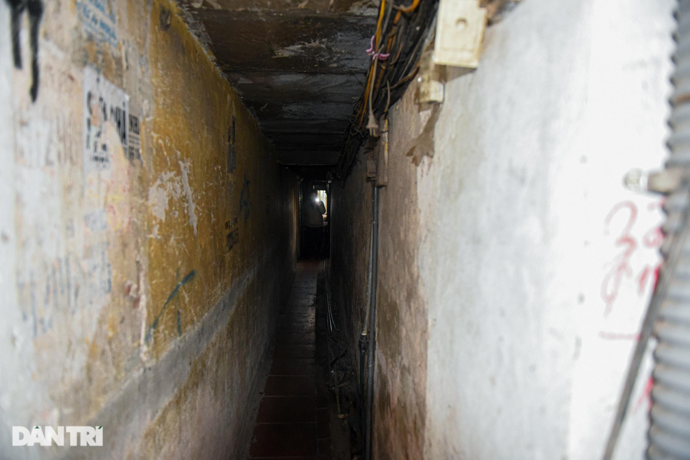 Ngõ nhỏ chỉ đủ một người đi thẳng hoặc hai người đi ngang, áp sát vào nhau.