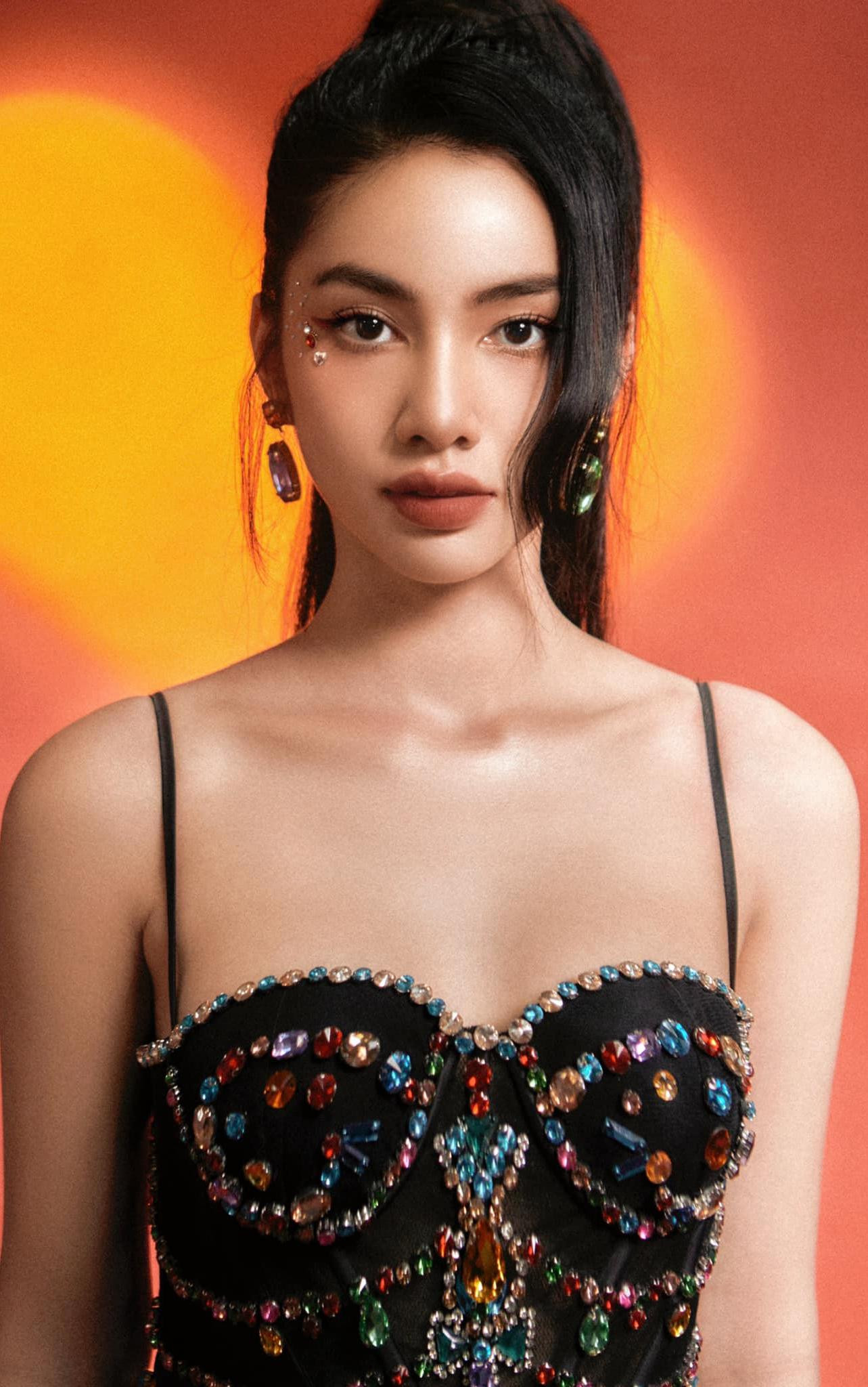 Nhan sắc xinh đẹp và quyến rũ của top 15 HHVN 2020 giúp cô rất đắt show chụp ảnh thời trang.