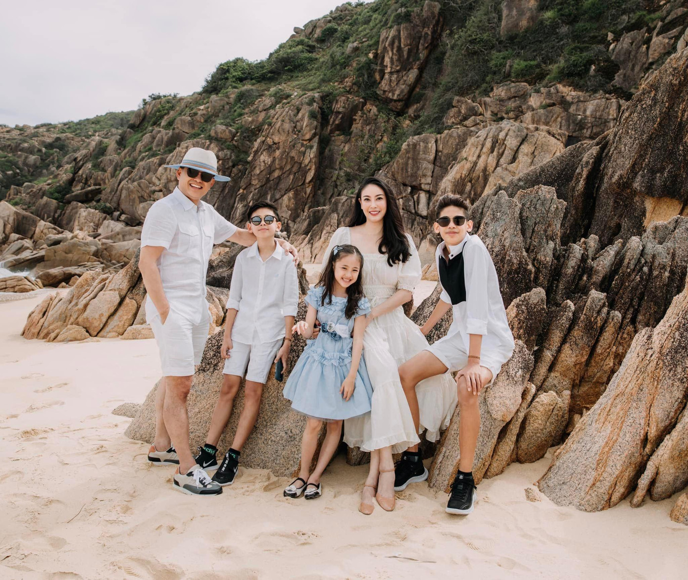 Hoa hậu Hà Kiều Anh đăng ảnh bên ông xã và các con trong ngày lễ tình nhân. Hoa hậu Hà Kiều Anh đăng ảnh bên ông xã và các con trong ngày lễ tình nhân.