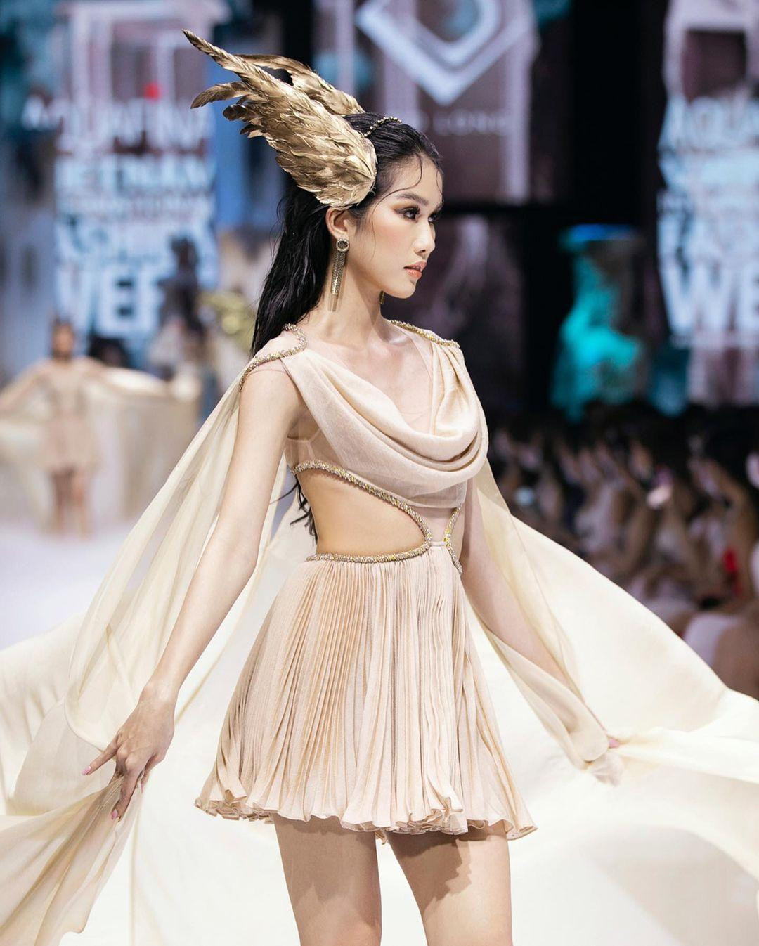 Những phụ kiện cầu kỳ đi kèm cũng khiến cho Á hậu 1 HHVN 2020 thêm lộng lẫy, yêu kiều tựa &apos;nữ thần&apos;.