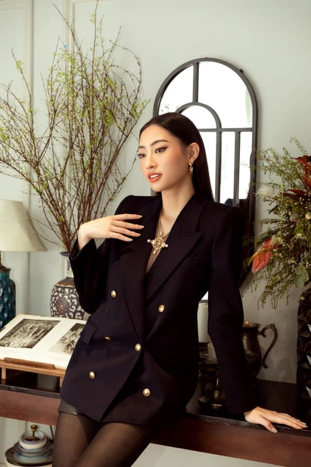 Hoa hậu Lương Thuỳ Linh sang trọng và quyền lực khi diện cả 'cây' đen cá tính. Hoa hậu Lương Thuỳ Linh sang trọng và quyền lực khi diện cả 'cây' đen cá tính.