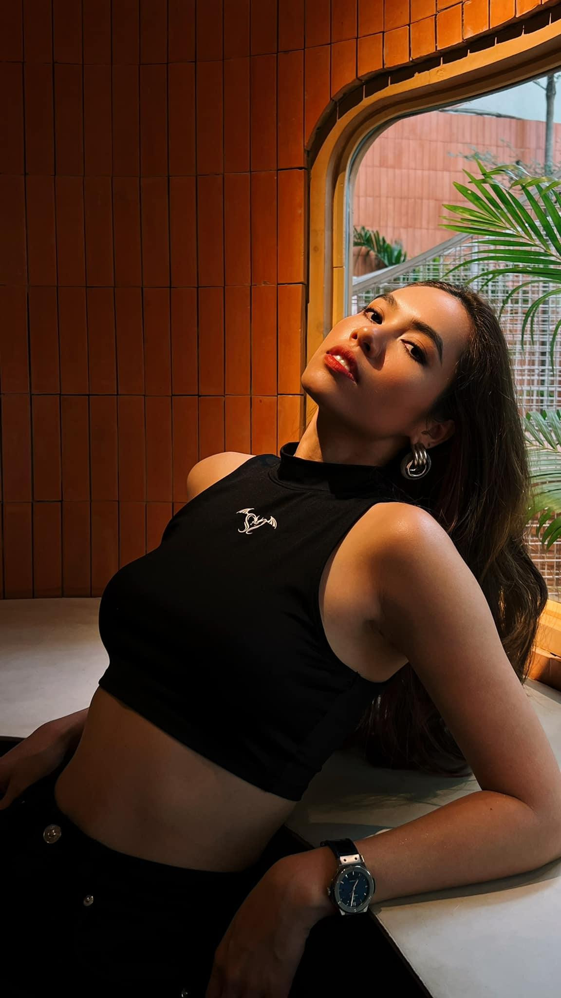 Á hậu Hoàng My diện crop-top khoe eo thon quyến rũ.