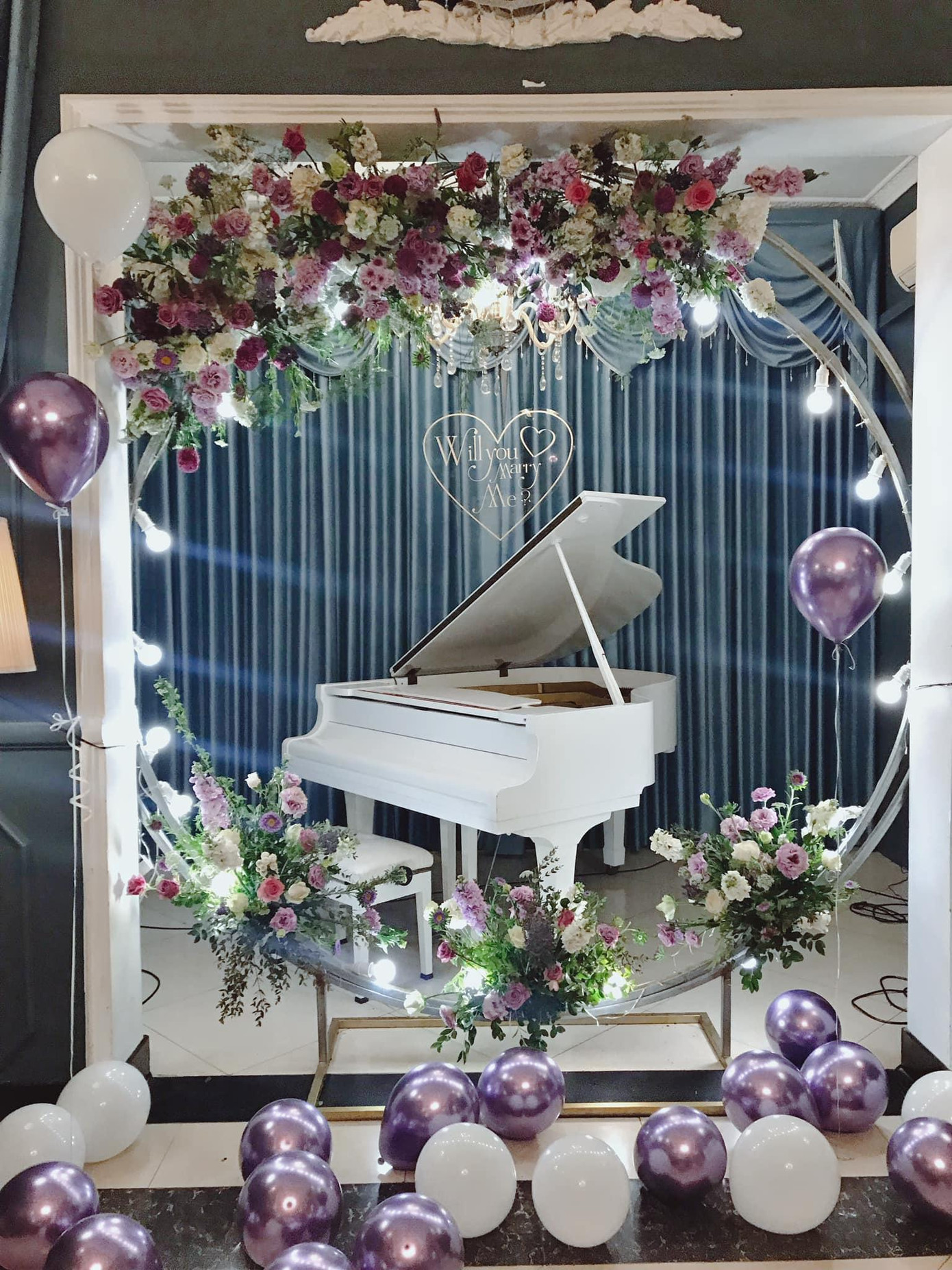 Diễn viên Bình An cầu hôn Á hậu Phương Nga vào tối 13/2. Diễn viên Bình An cầu hôn Á hậu Phương Nga vào tối 13/2.