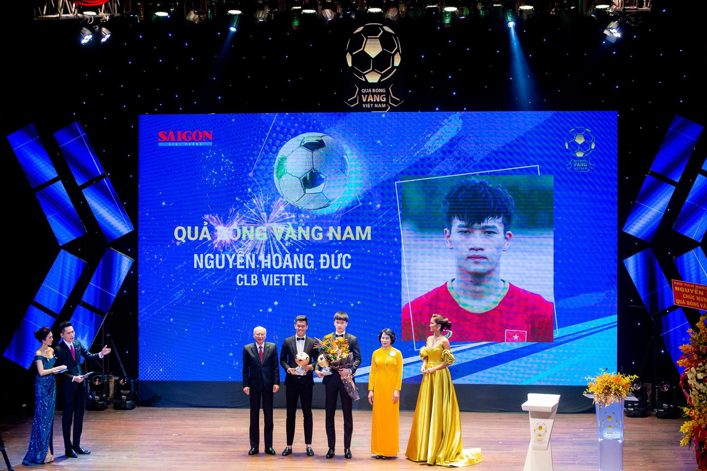 H'Hen Niê lộng lẫy trên sân khấu khi cùng các khách mời trao giải Quả bóng vàng Nam cho cầu thủ Nguyễn Hoàng Đức của CLB Viettel.
