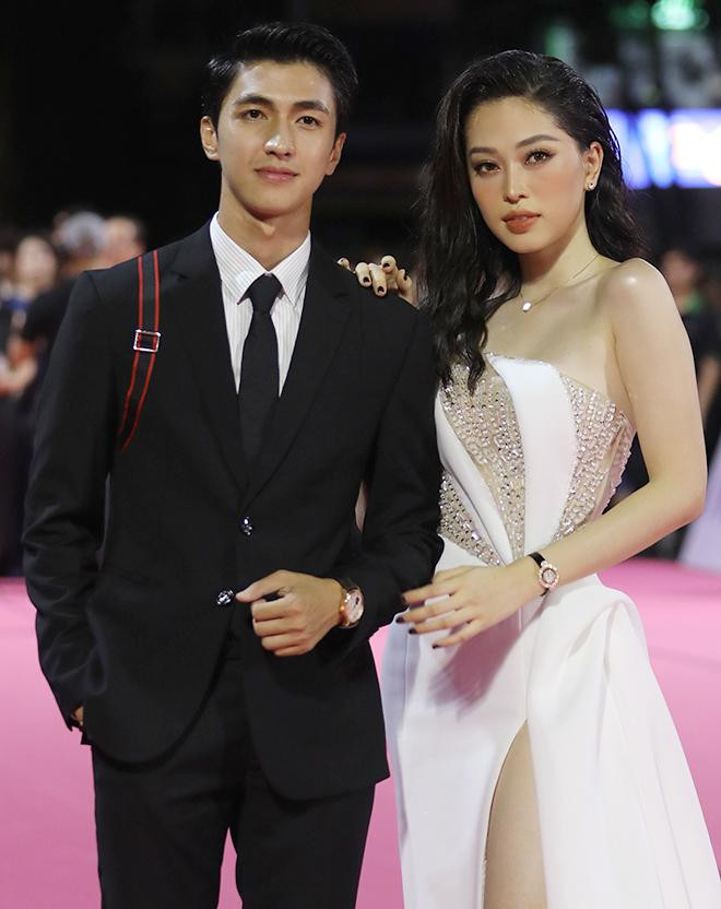 Bình An thể hiện là một 'nam thần màn ảnh Việt' với vẻ điển trai, lịch lãm và gu thời trang ấn tượng khi liên tục biến hóa với nhiều kiểu vest khác nhau để không gây nhàm chán trên thảm đỏ.