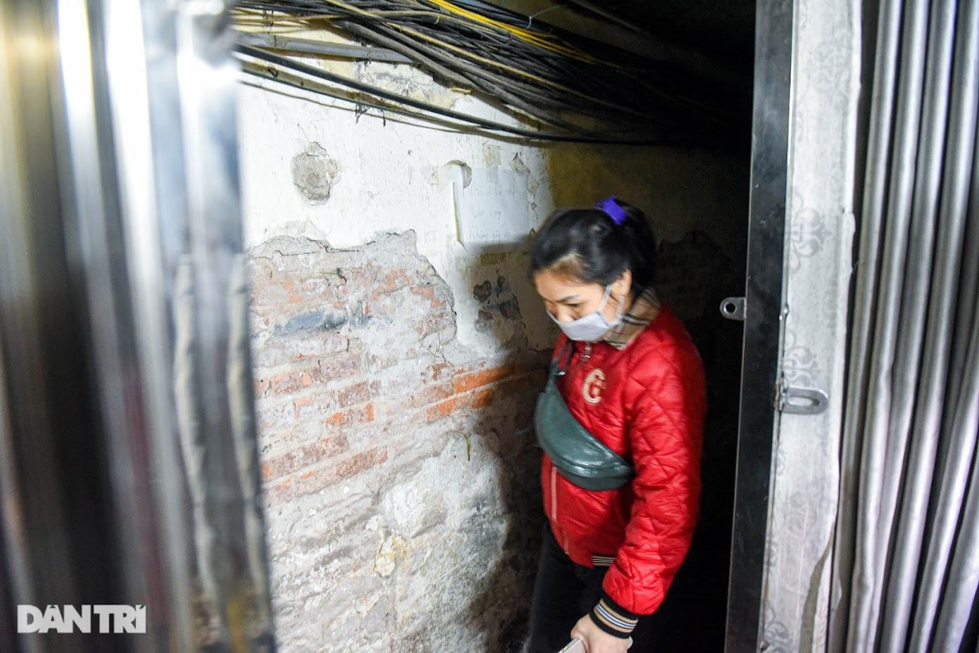 Cửa nhà được thiết kế rộng hơn một sải tay người lớn, đủ khoảng cách để dắt xe ra vào.