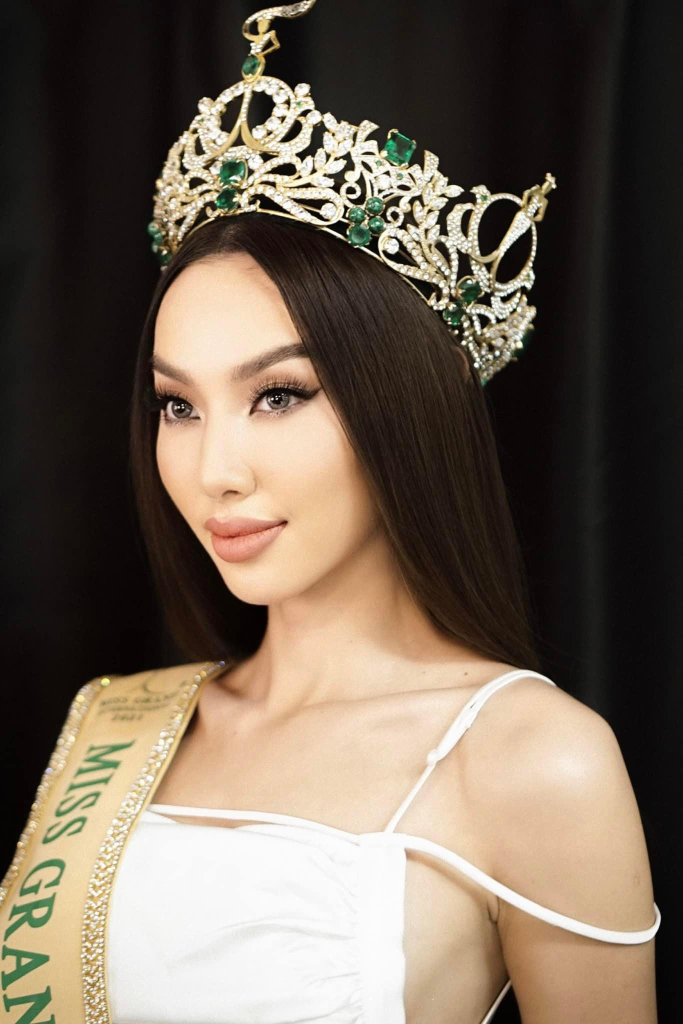 Vẻ đẹp kiều diễm, lộng lẫy của Thuỳ Tiên được tôn lên bội phần khi đội trên đầu chiếc vương miện 12 tỷ đồng.