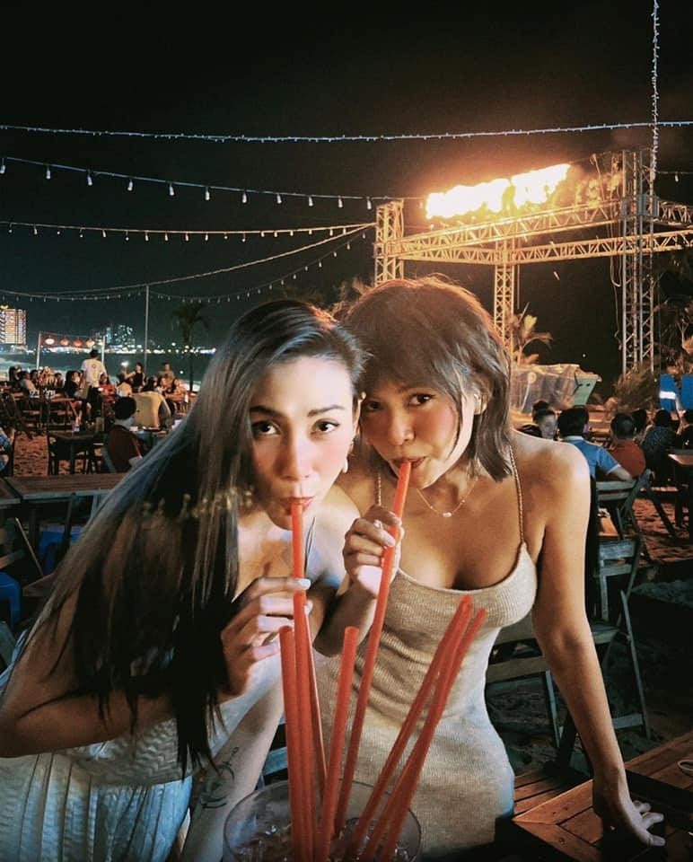 Đồng hành cùng Mâu Thủy trong chuyến đi này là Á hậu Võ Hoàng Yến. Đồng hành cùng Mâu Thủy trong chuyến đi này là Á hậu Võ Hoàng Yến.