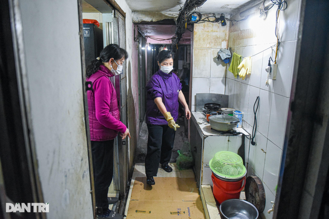 Một góc ngõ trước cửa nhà được người dân thiết kế làm bếp nấu.