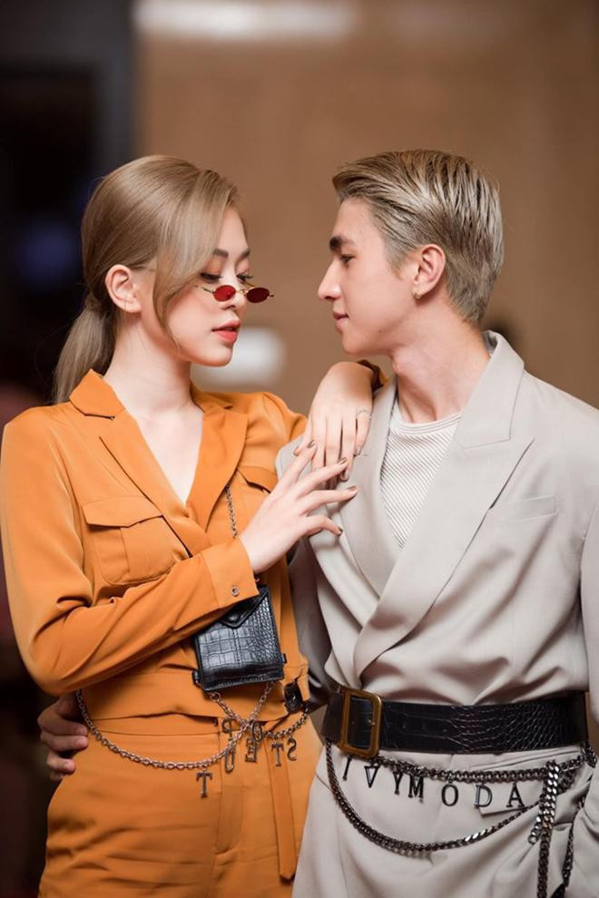 Đôi lúc cặp đôi phá cách như các fashionista trên thảm đỏ với set đồ đôi cực kỳ cá tính, sành điệu khiến công chúng bất ngờ.