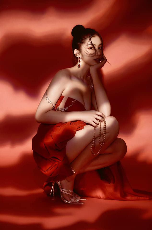 Diện bộ váy cúp ngực tông màu rực, Cẩm Đan khoe trọn vòng một sexy và thần thái đầy lôi cuốn.