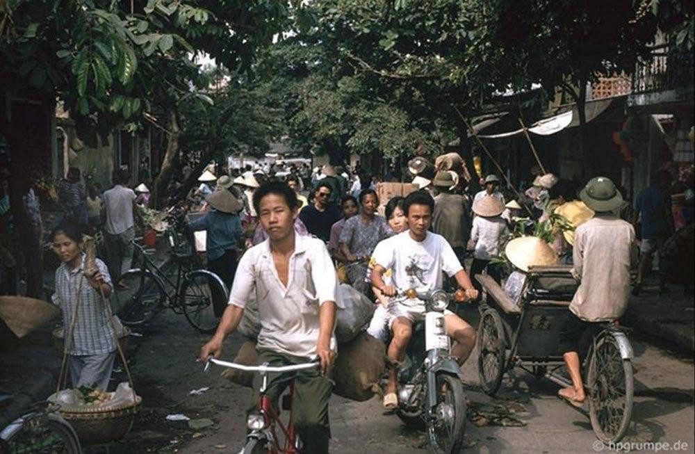 Xe đạp, xe máy và xích lô là 3 phương tiện giao thông đặc trưng của Hà Nội thập niên 1990.