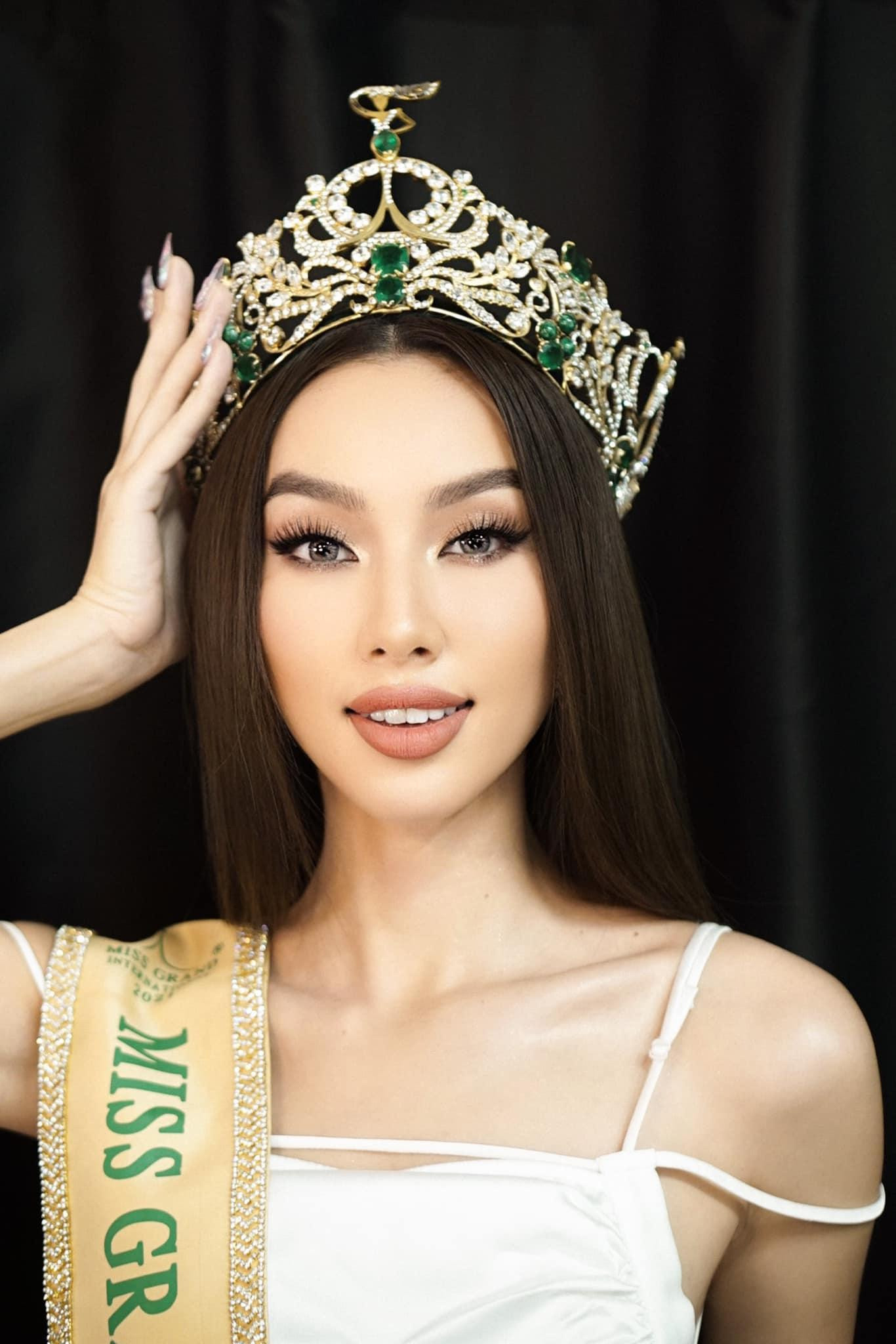 Hoa hậu Thuỳ Tiên xinh đẹp, kiêu sa trong lay-out make-up sắc sảo khi tham dự một sự kiện.