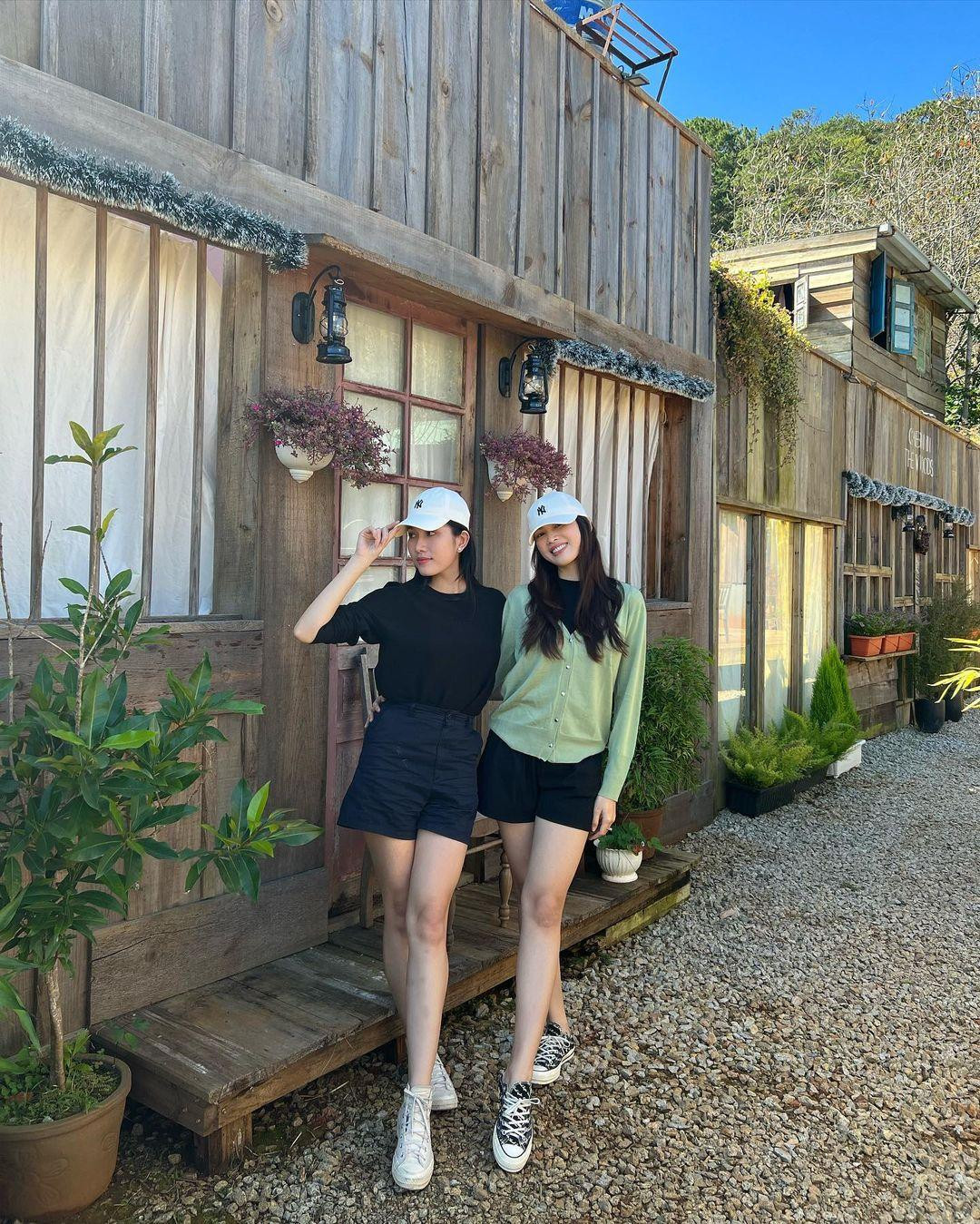Hai người đẹp còn thường xuyên dành thời gian để đi du lịch cùng nhau rất thân thiết. Mỗi khi đi du lịch, cả hai thường diện những trang phục giản dị, năng động có kiểu dáng khá đồng điệu.