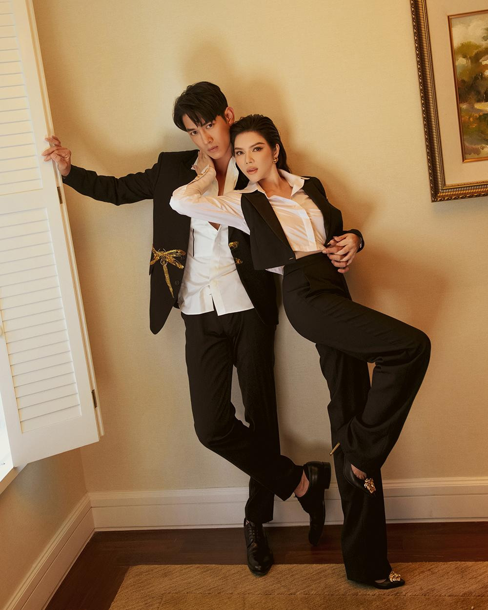 Trong loạt ảnh, cặp đôi thoải mái choàng vai nhau thân thiết, cả Song Luân và Lý Nhã Kỳ đều dành cho đối phương ánh mắt ngọt ngào tình cảm không khác gì những cặp đang yêu.