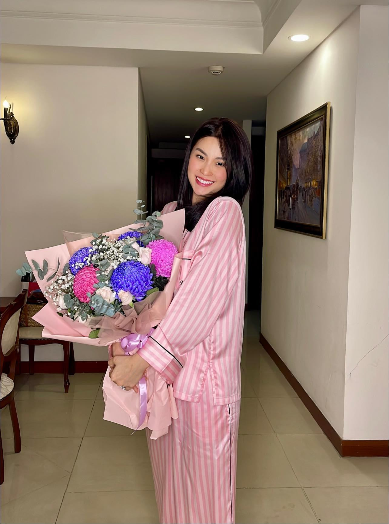 Á hậu Diễm Trang được ông xã tặng hoa vào ngày lễ tình nhân. Á hậu Diễm Trang được ông xã tặng hoa vào ngày lễ tình nhân.