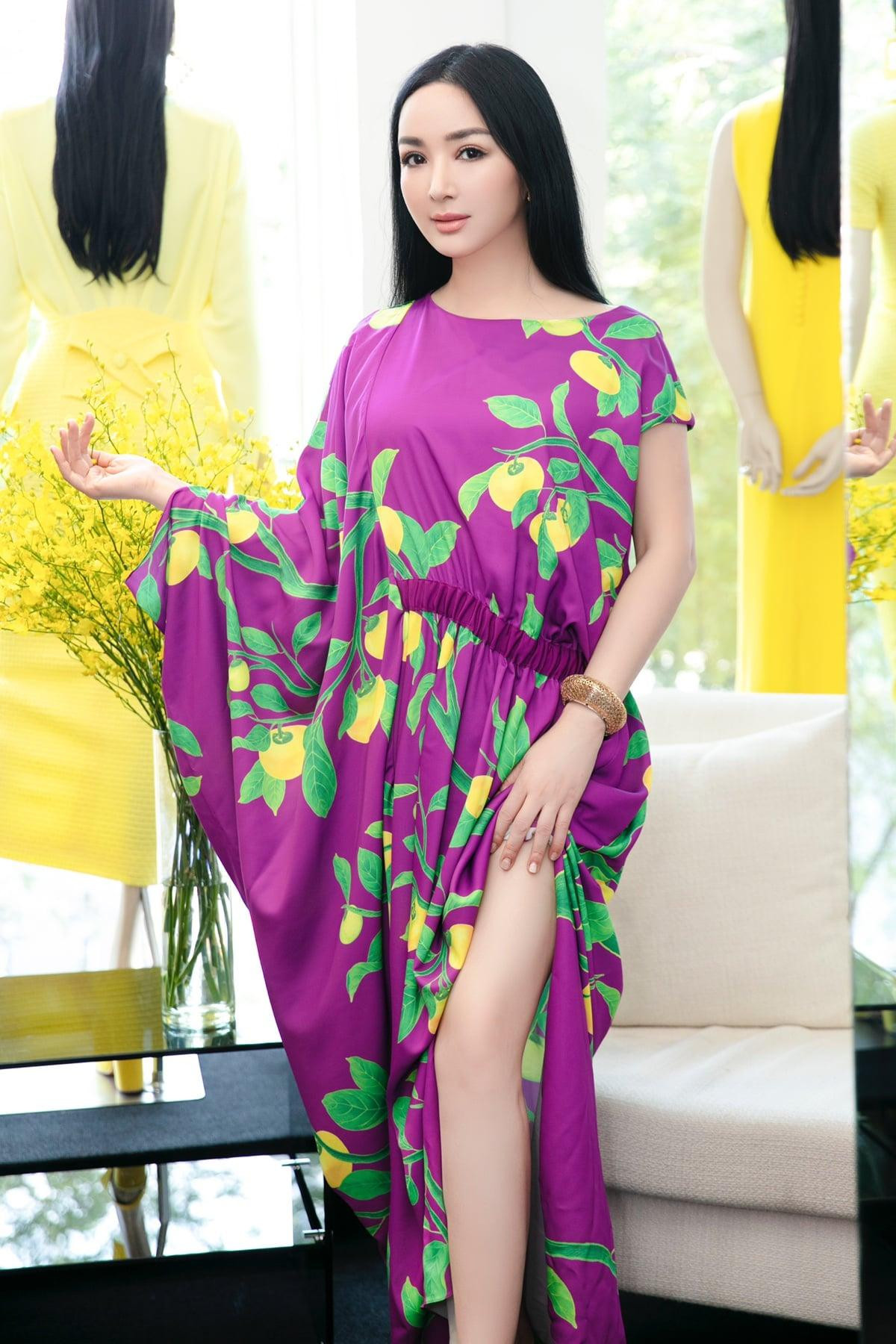 Thiết kế cắt xẻ tinh tế giúp Giáng My khoe vẻ quyến rũ ở tuổi trung niên.