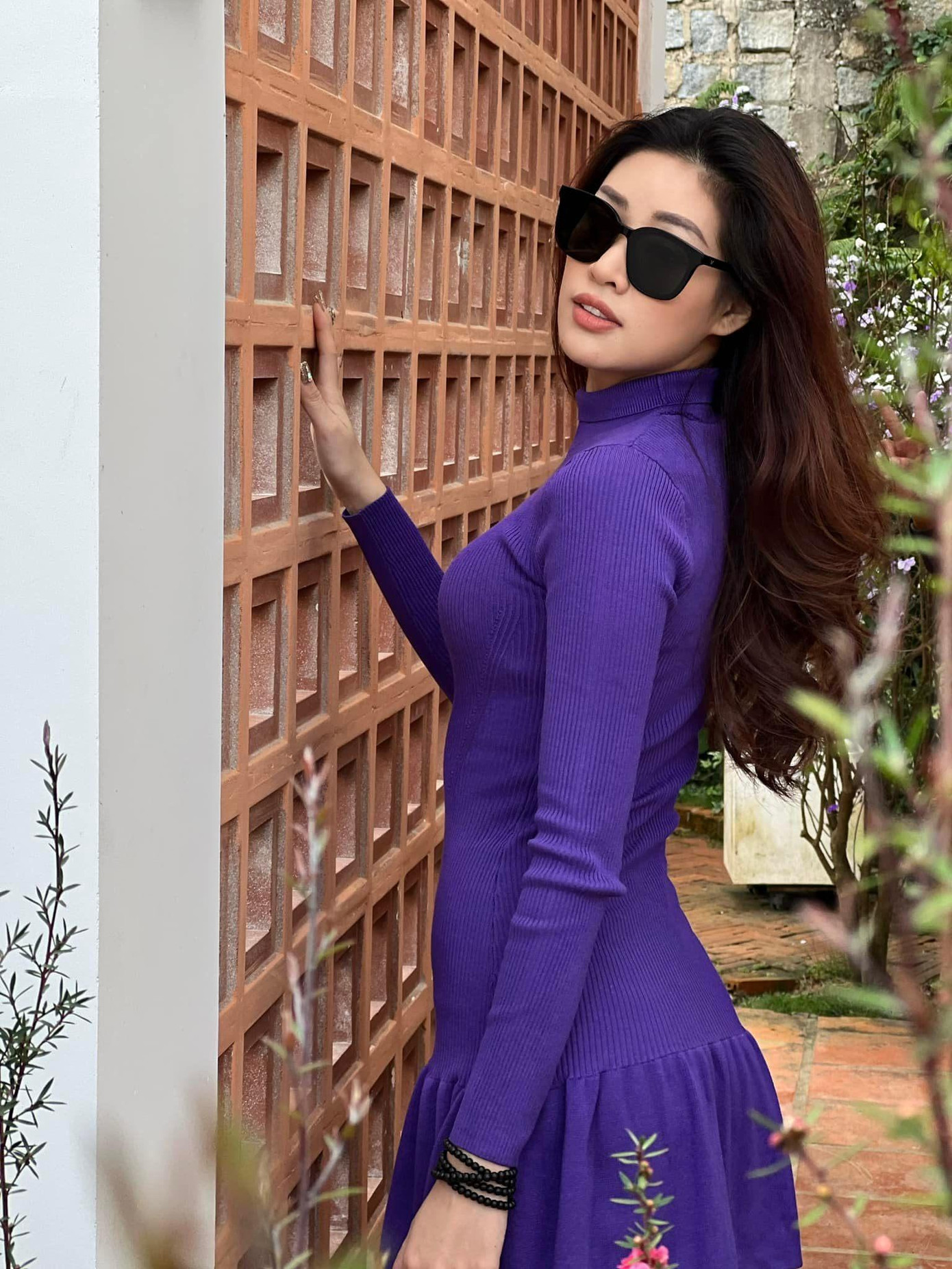 Hoa hậu Khánh Vân khoe dáng quyến rũ với váy tông màu tím duyên dáng, thanh lịch.