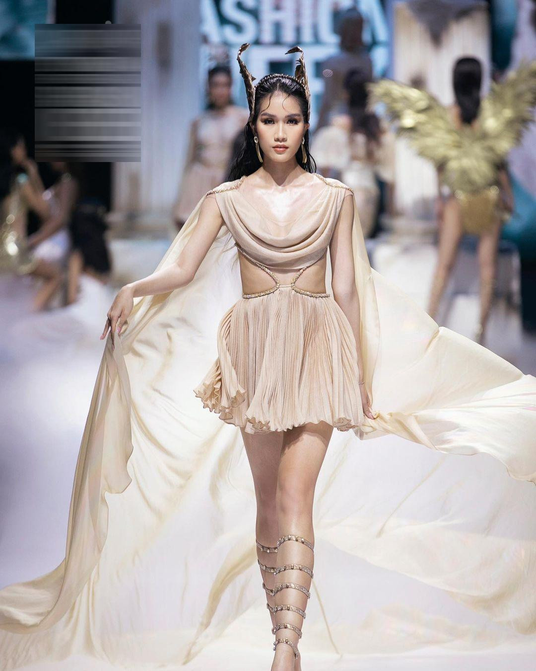 Á hậu Phương Anh đẹp tựa nữ thần khi diện bộ váy tông màu nude với chi tiết khoét eo nóng bỏng.