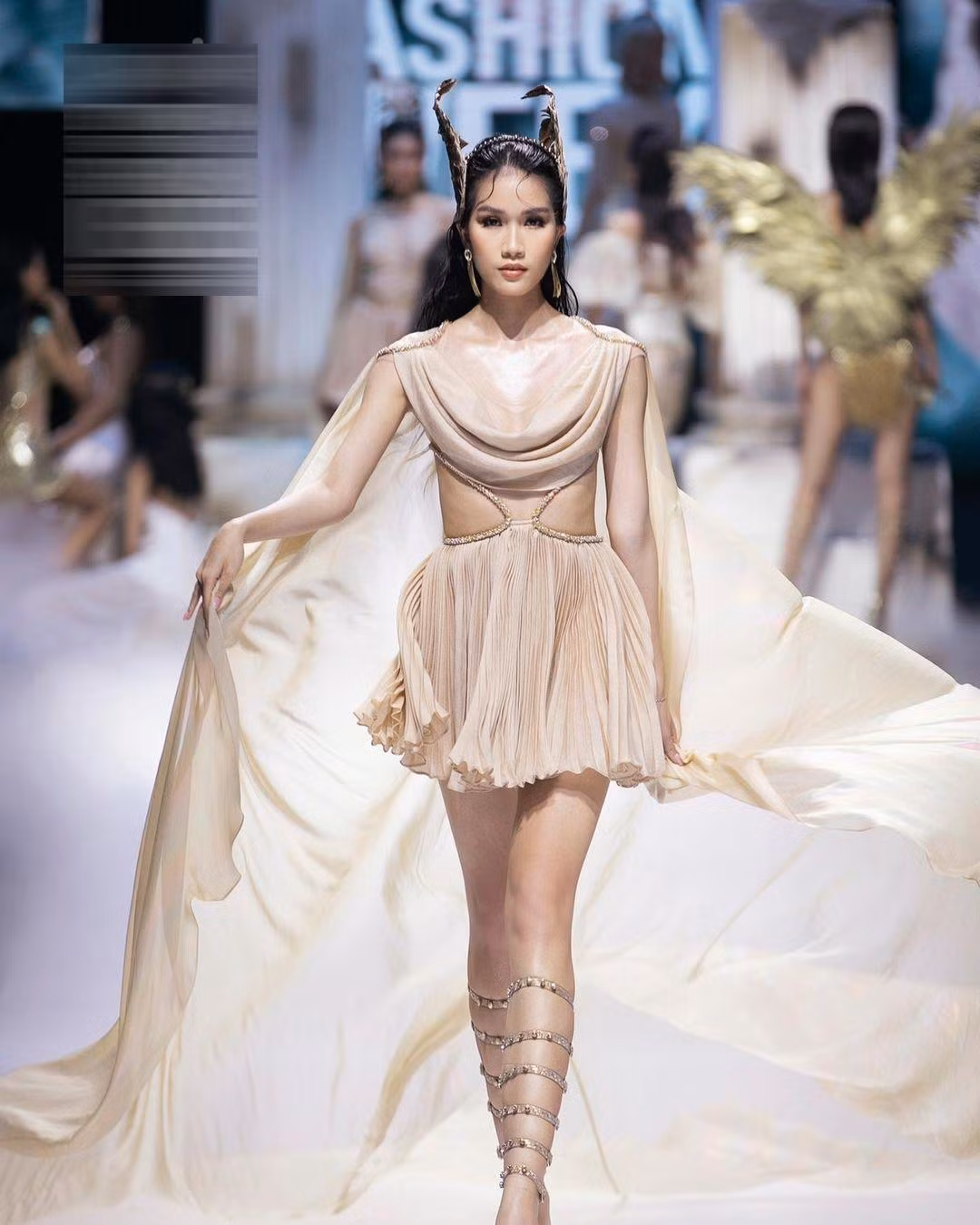 Á hậu Phương Anh đẹp tựa nữ thần khi diện bộ váy tông màu nude với chi tiết khoét eo nóng bỏng.