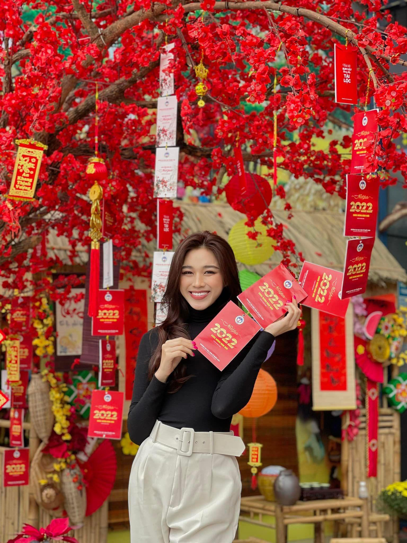 Trở lại trường học, Đỗ Thị Hà tiếp tục sử dụng trang phục tông màu trắng - đen kín đáo và thanh lịch.