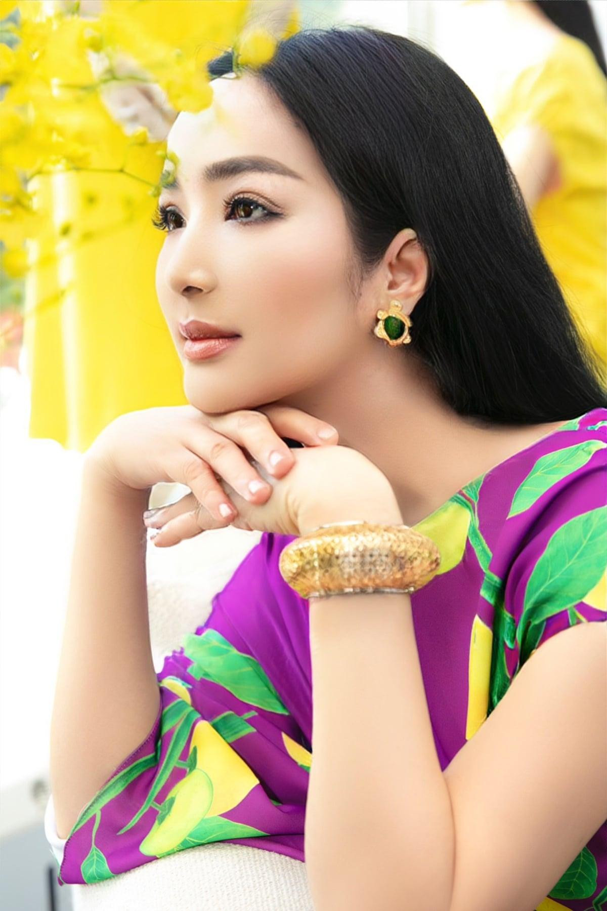 Hoa hậu Giáng My rực rỡ như nàng thơ mùa Xuân trong bộ váy hoạ tiết nhiều màu sắc.