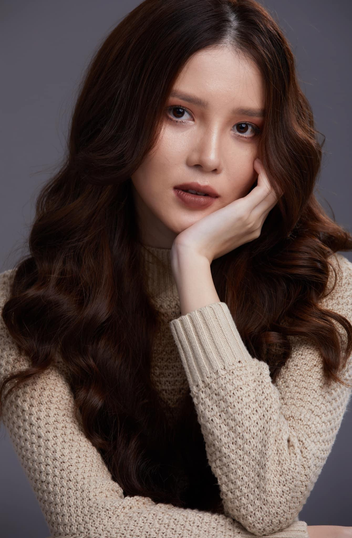 Hoa khôi Huỳnh Thúy Vi thu hút với vẻ đẹp hiền dịu, tri thức.