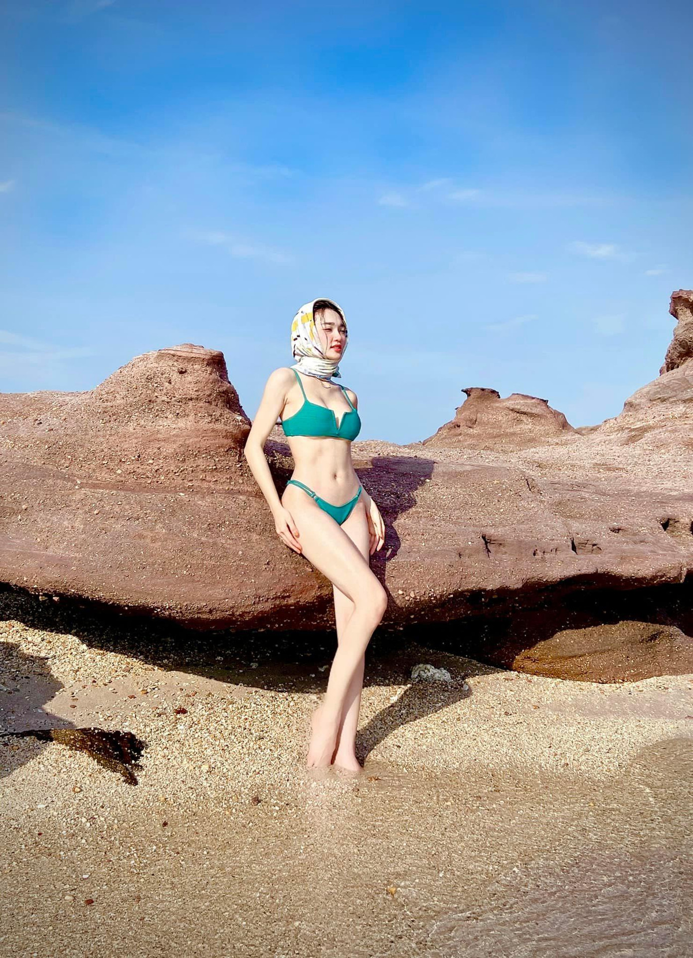 Top 10 Hoa hậu Hoàn vũ Việt Nam 2017 Nguyễn Ngọc Nữ diện bikini hai mảnh tông màu xanh, khoe trọn đường cong quyến rũ trong dịp đầu năm mới.