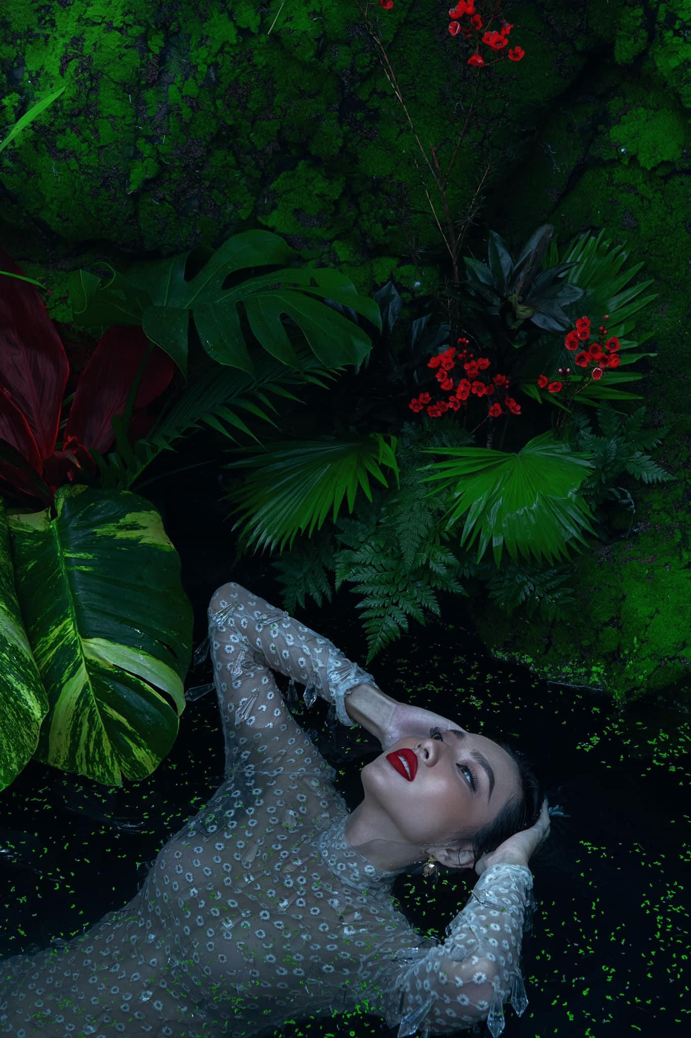 Những trang phục xuyên thấu cực nóng bỏng cũng được ê-kíp sử dụng trong bộ ảnh lần này. Những trang phục xuyên thấu cực nóng bỏng cũng được ê-kíp sử dụng trong bộ ảnh lần này.