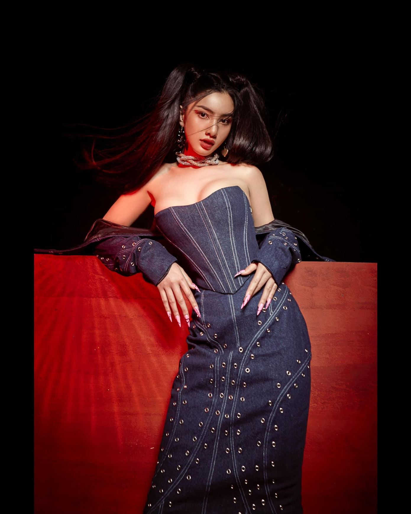 Váy jean cúp ngực tôn lên vòng một nóng bỏng của top 15 HHVN 2020.