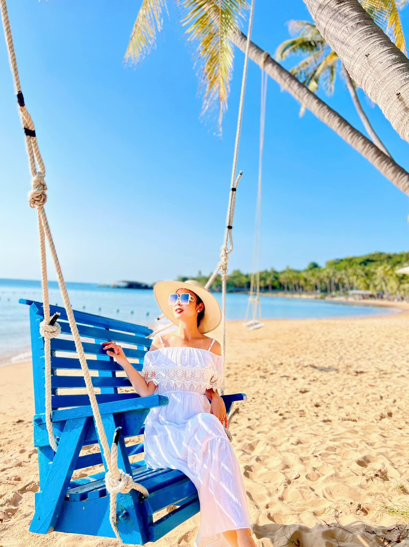 Hoa hậu châu Á tại Mỹ đẹp như một nàng thơ khi khoe sắc trên bãi biển tuyệt đẹp của Phú Quốc.