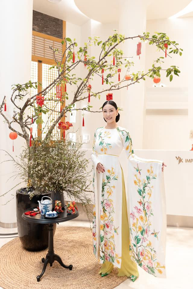 Hoa hậu Hà Kiều Anh xuất hiện trẻ trung và xinh đẹp khi diện áo dài họa tiết dịp đầu năm mới.