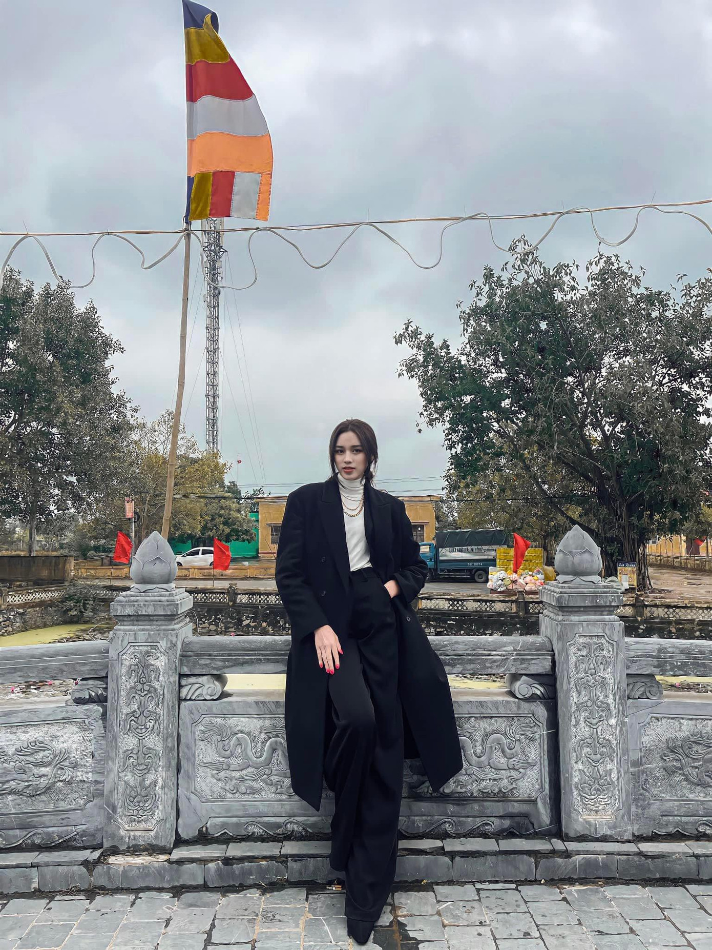 Người đẹp tiếp tục kết hợp hai tông màu đen - trắng để đi du Xuân.