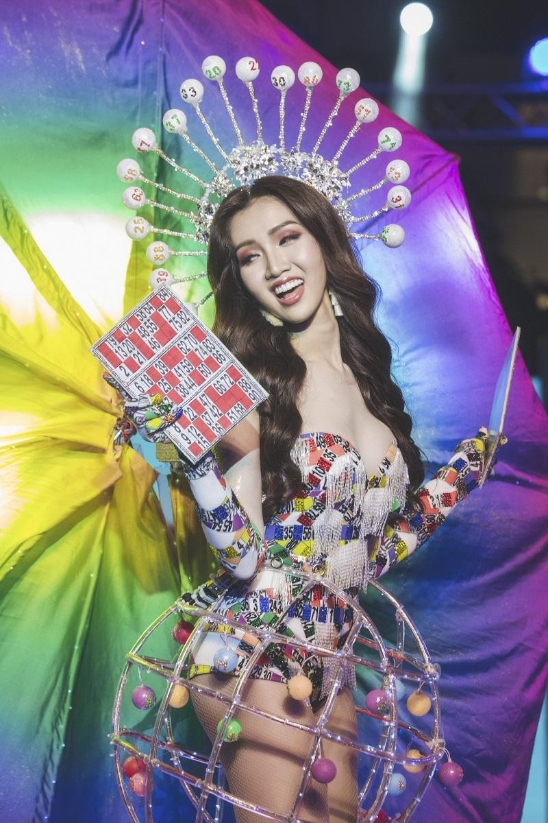 Không chỉ có nhan sắc xinh đẹp và quyến rũ, Đỗ Nhật Hà còn được đánh giá cao nhờ trình độ học vấn và kỹ năng ngoại ngữ, ứng xử thông minh. Cô cũng rất tích cực tại các hoạt động vì cộng đồng LGBT.