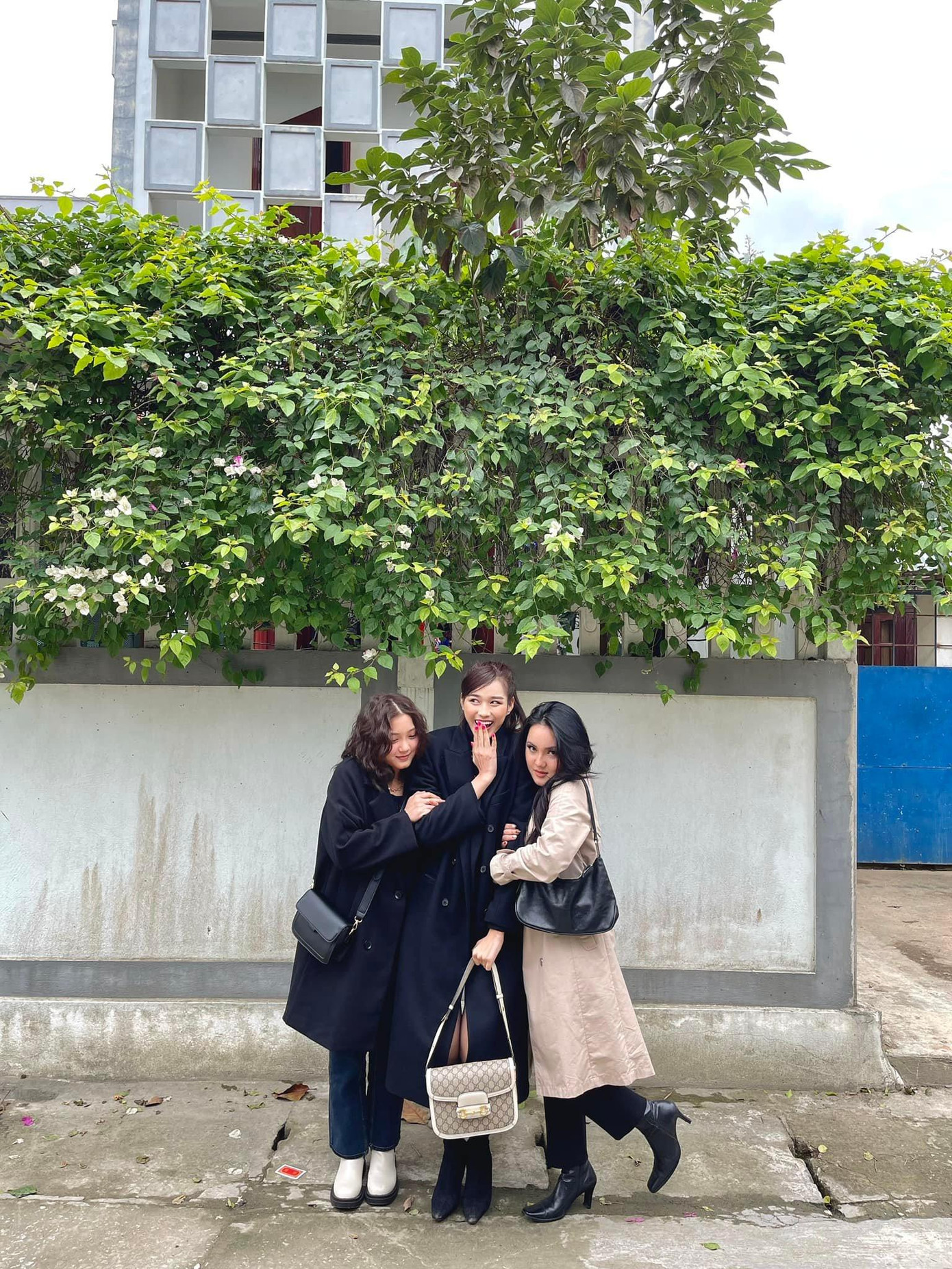 Người đẹp xứ Thanh vẫn nổi bật khi đọ dáng bên bạn bè cấp 3 mặc dù cô diện cả &apos;cây đen&apos;.