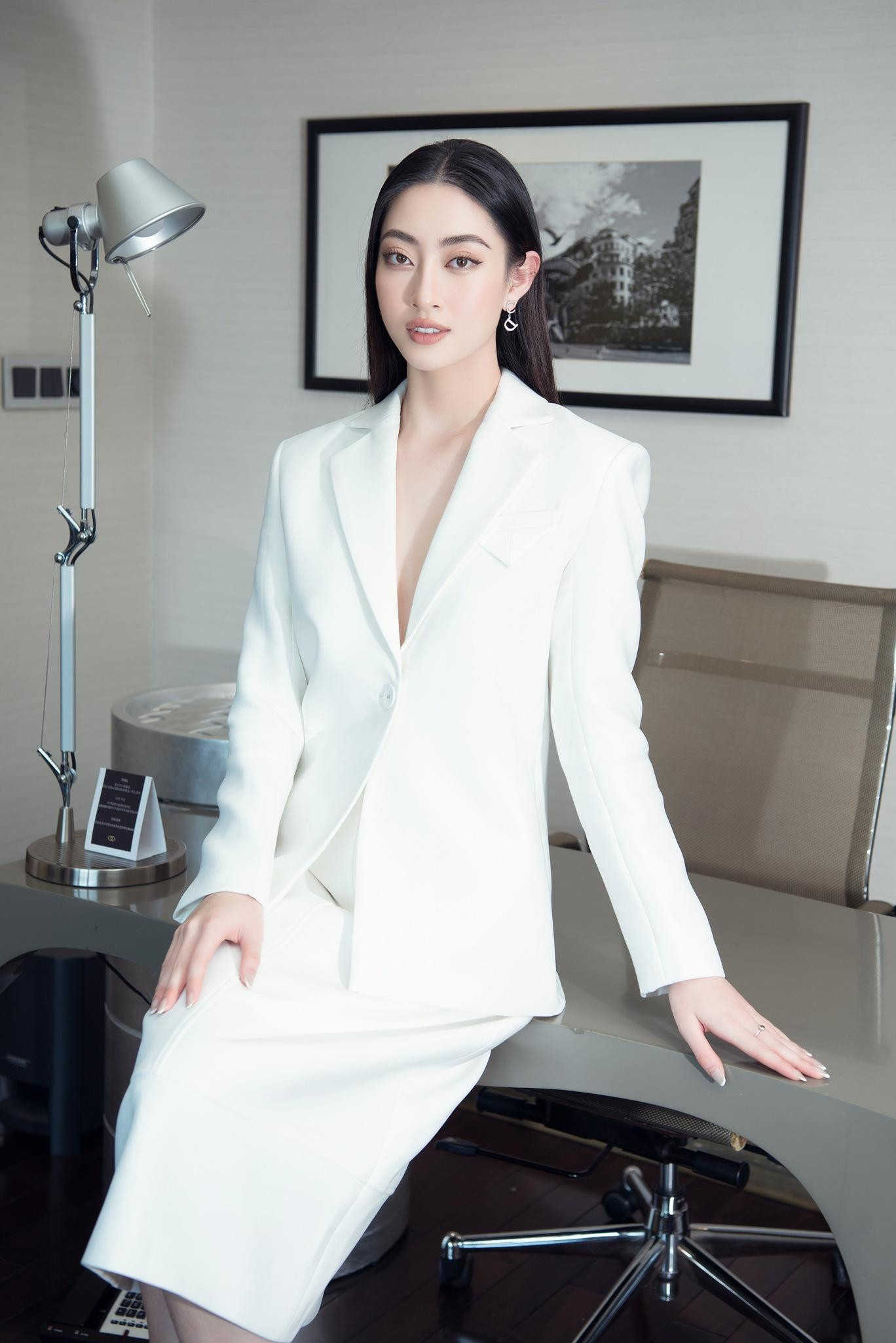 Lương Thùy Linh - nàng hậu 10X hiếm hoi được làm khách mời truyền cảm hứng tại tọa đàm UNICEF.