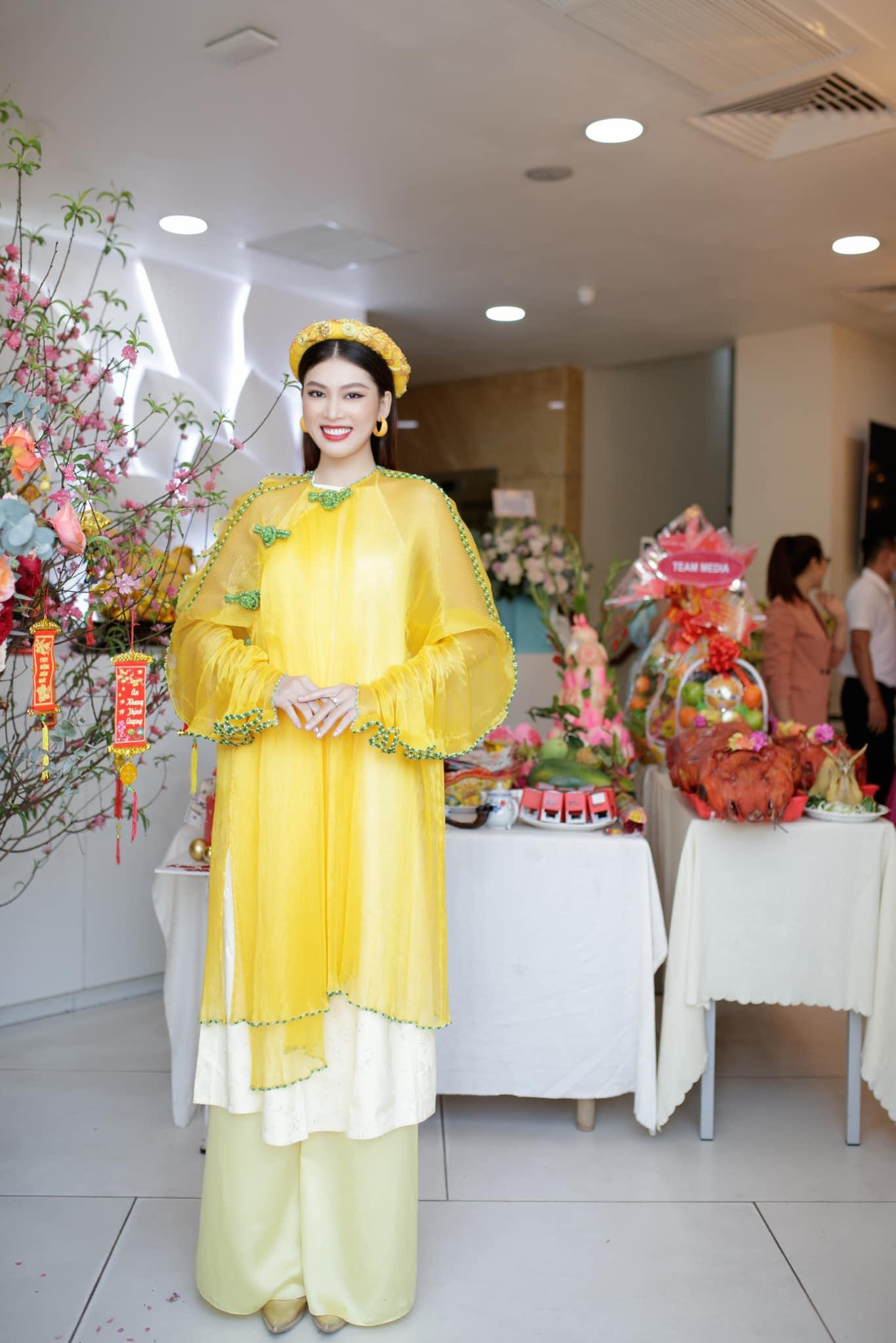 Sở hữu vẻ đẹp sắc sảo, cá tính nên Ngọc Thảo luôn nổi bật mỗi khi diện áo dài. Sở hữu vẻ đẹp sắc sảo, cá tính nên Ngọc Thảo luôn nổi bật mỗi khi diện áo dài.