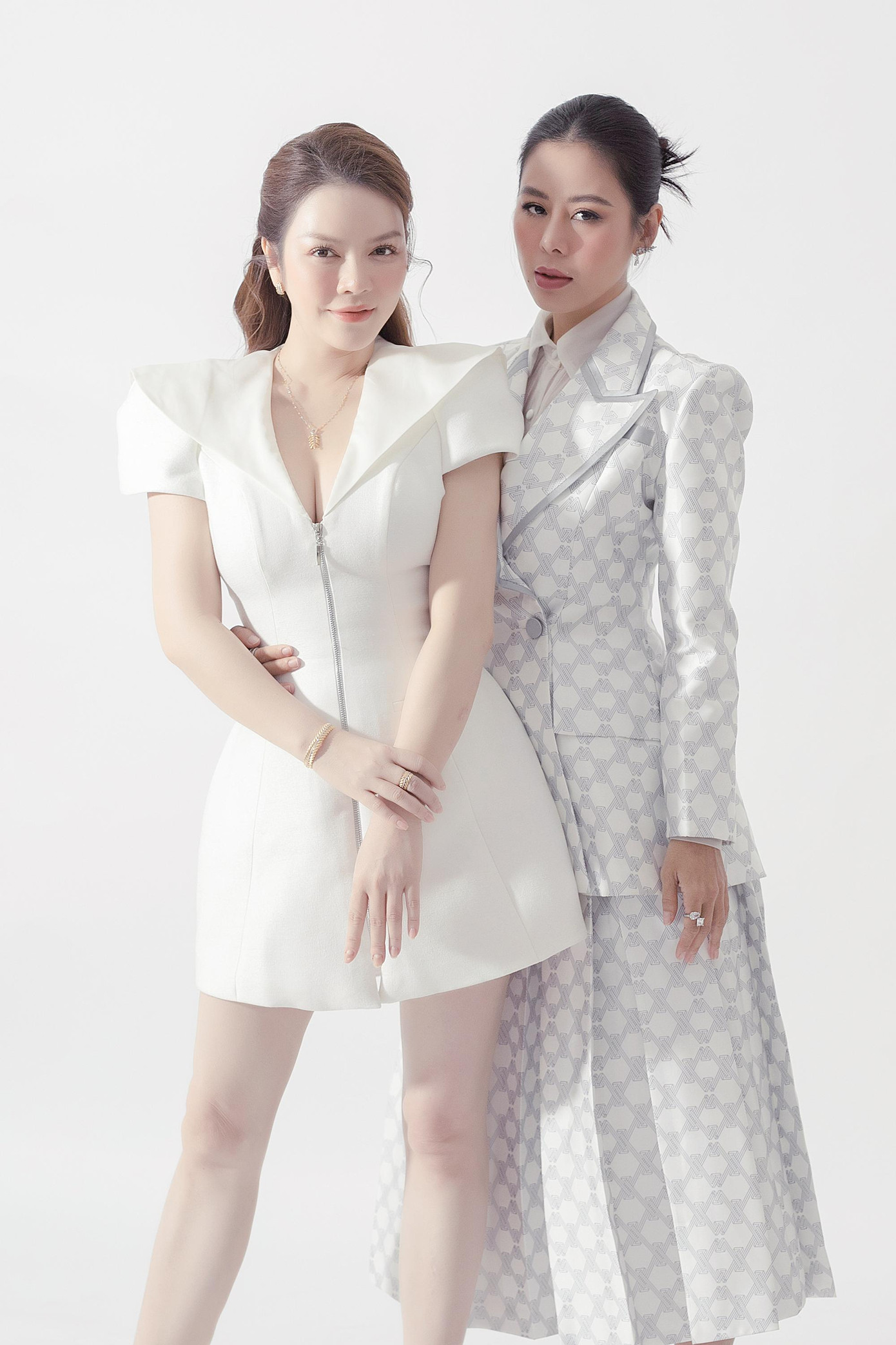 Lý Nhã Kỳ và Nam Thư rất thân thiết ngoài đời.